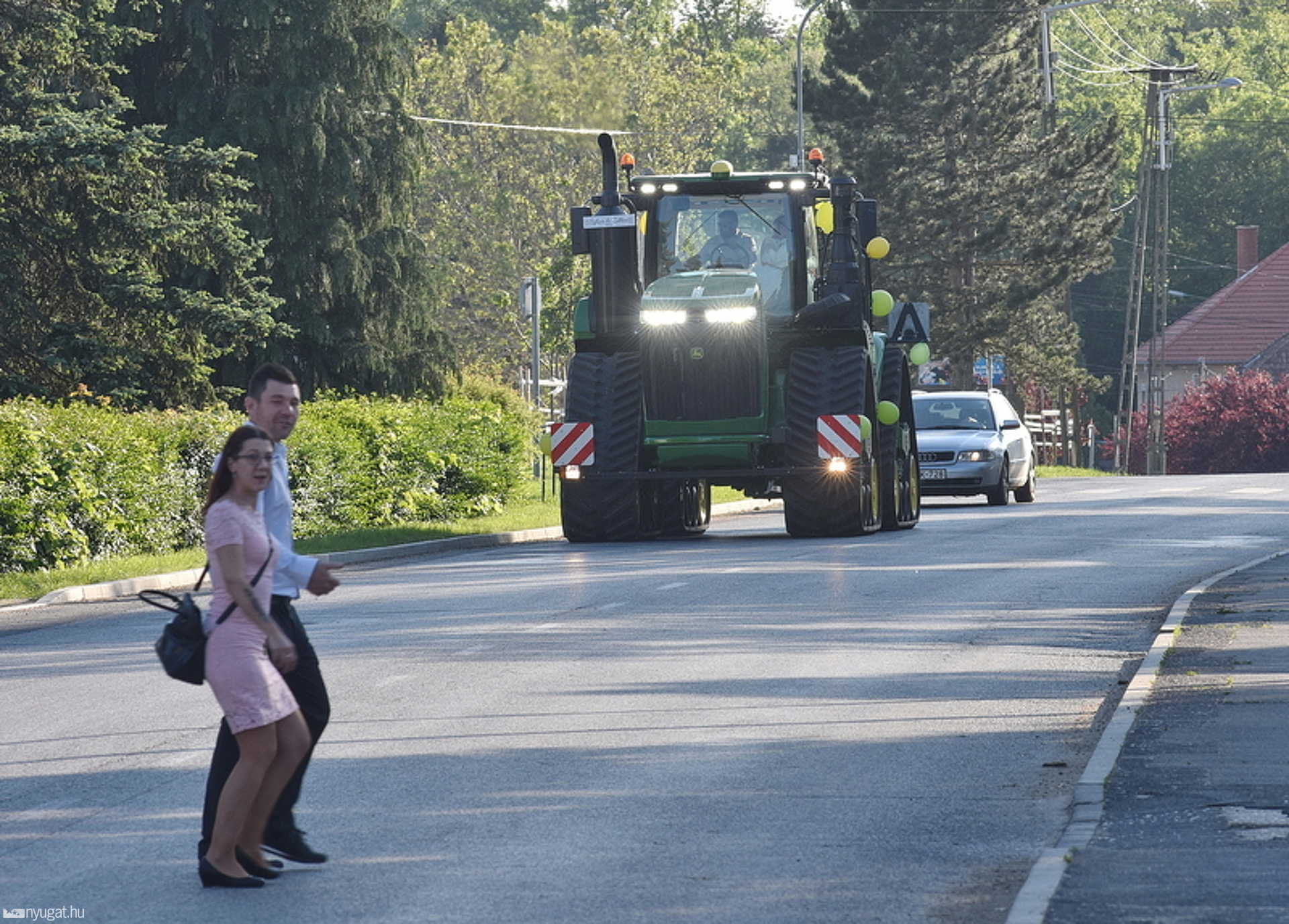 John Deere traktorral érkezett a menyasszony Vépen