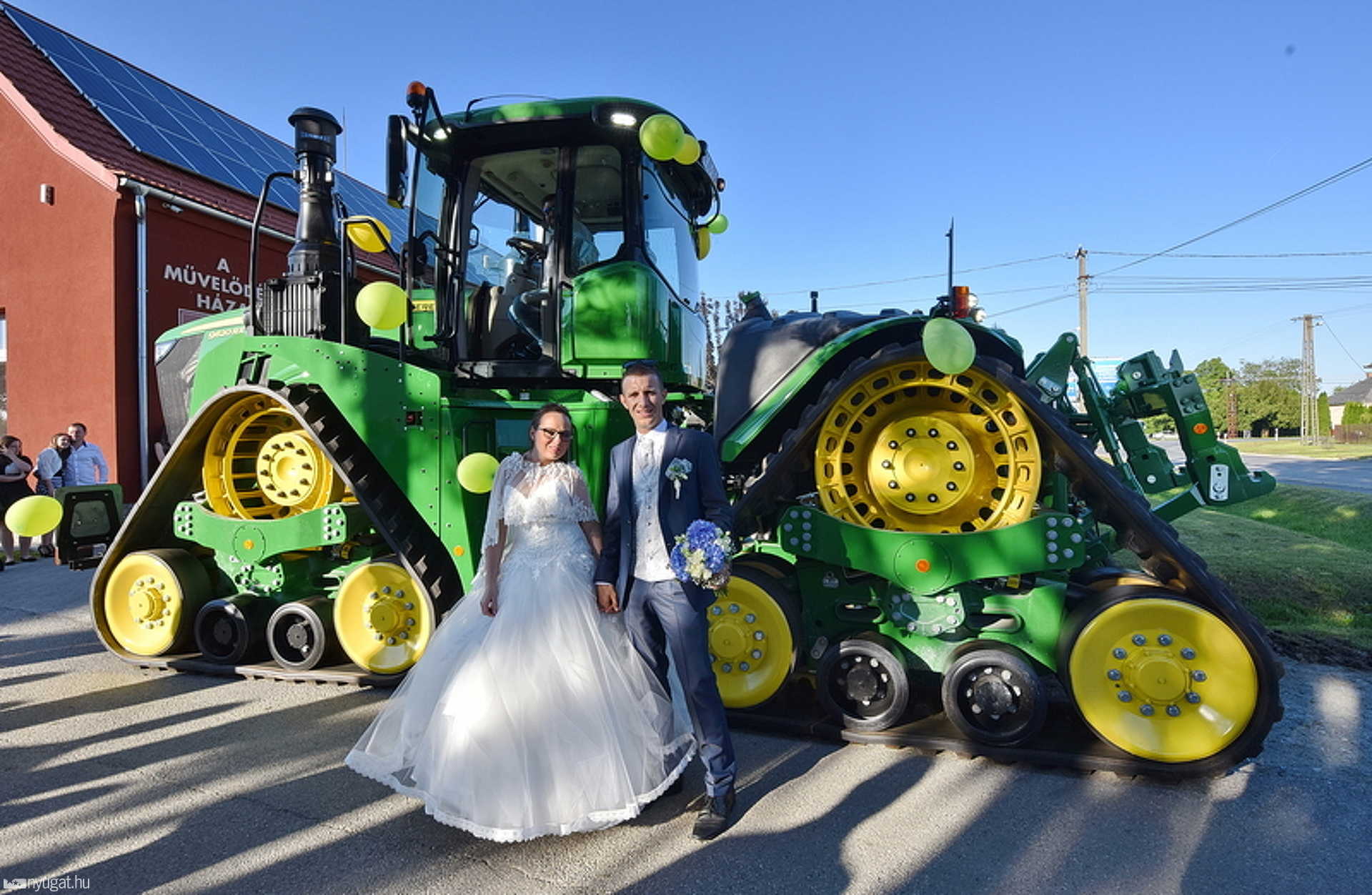 John Deere traktorral érkezett a menyasszony Vépen