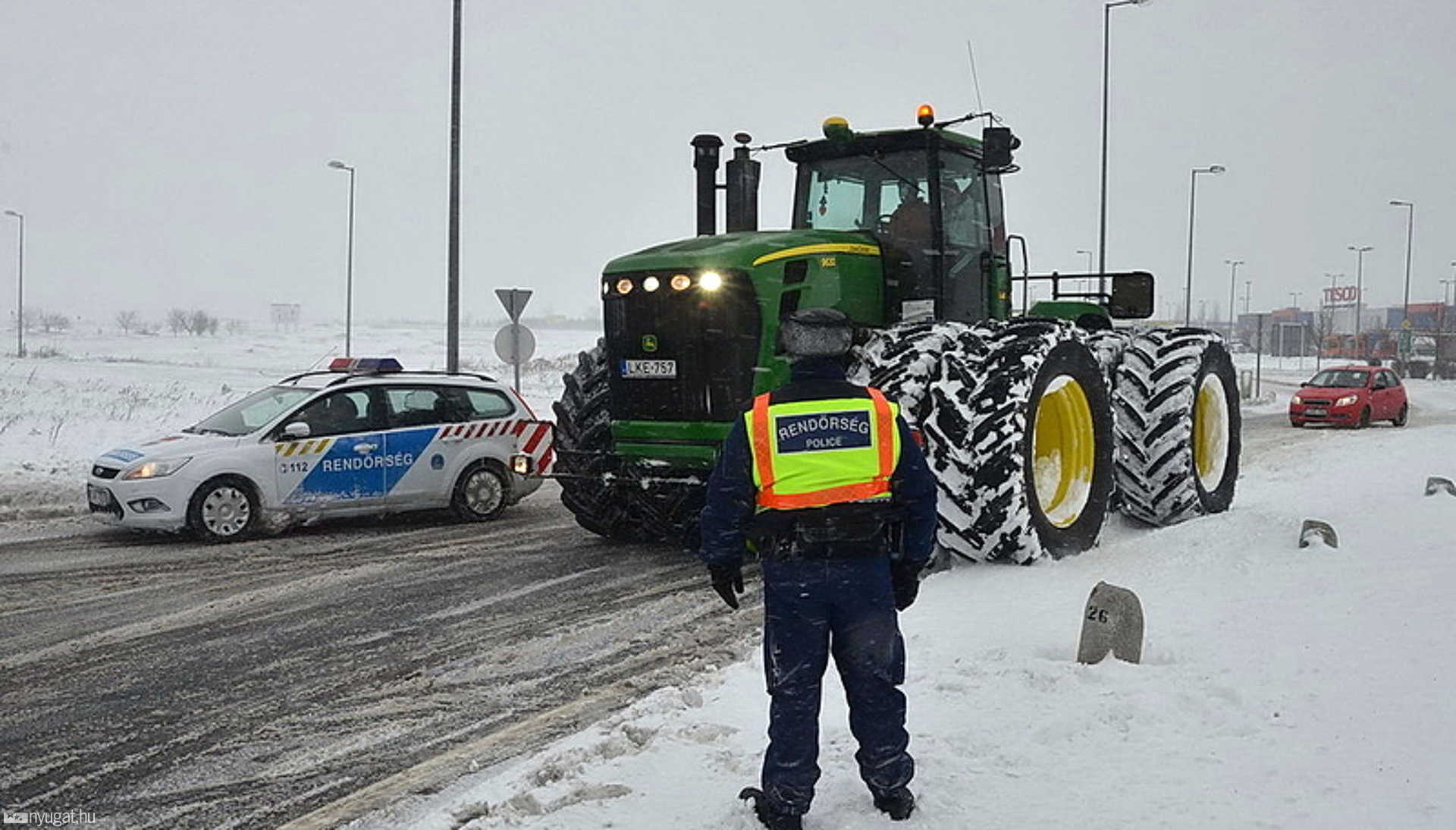 Hótolók mentésére induló John Deere 2013-ban