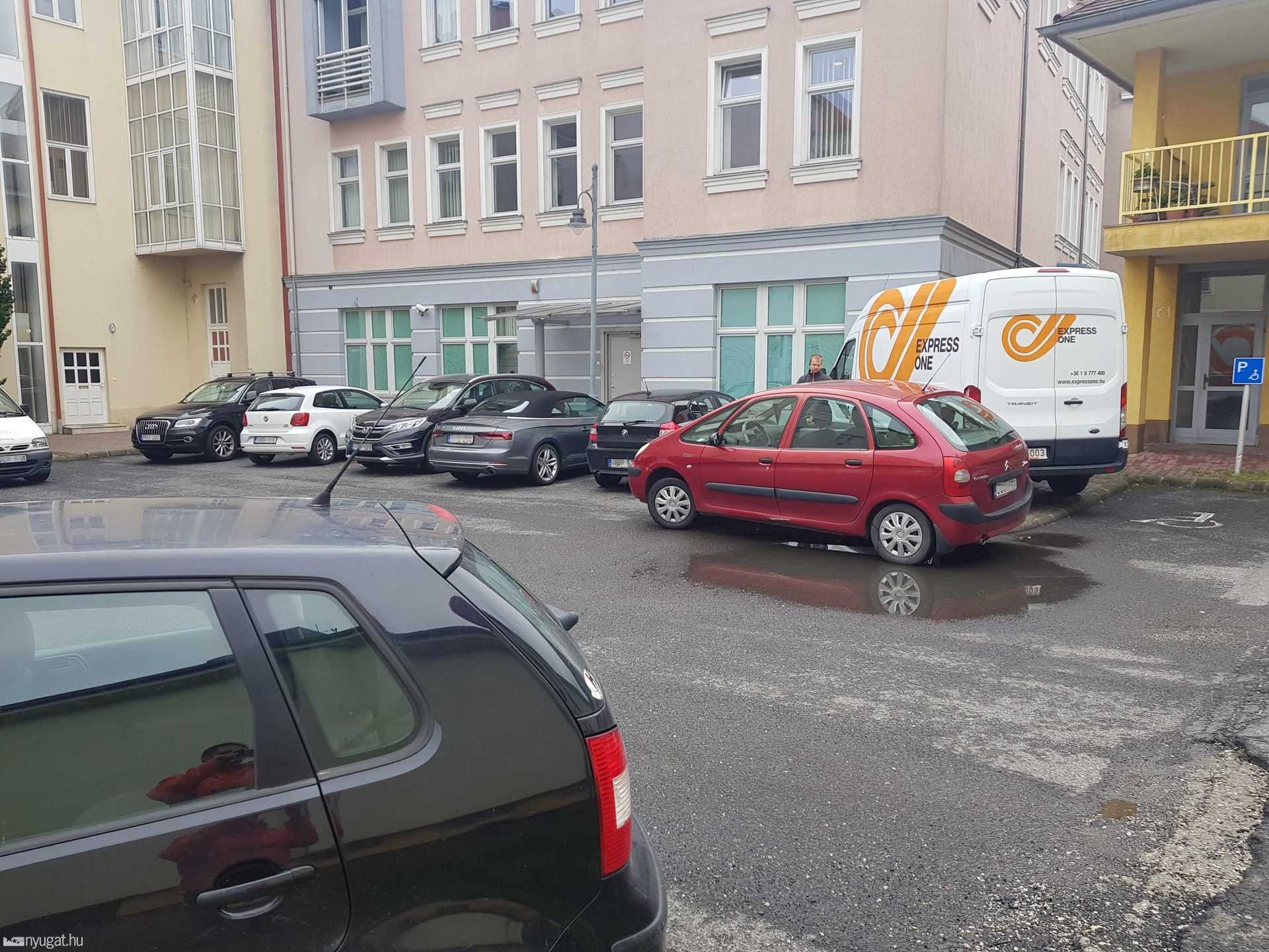 Parkolási és szemét gondok a levéltári parkolóban