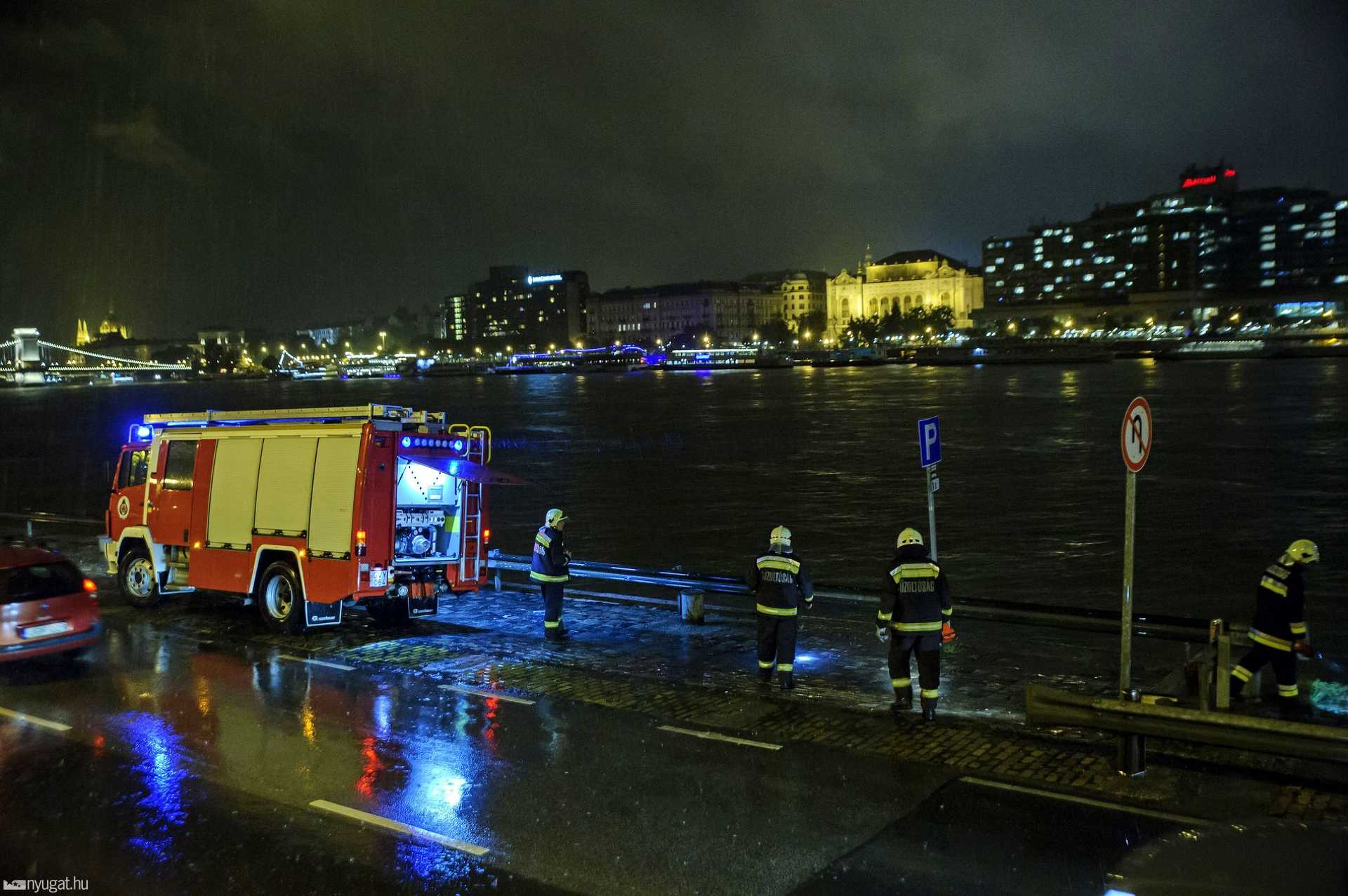 Felborult egy hajó a Dunán