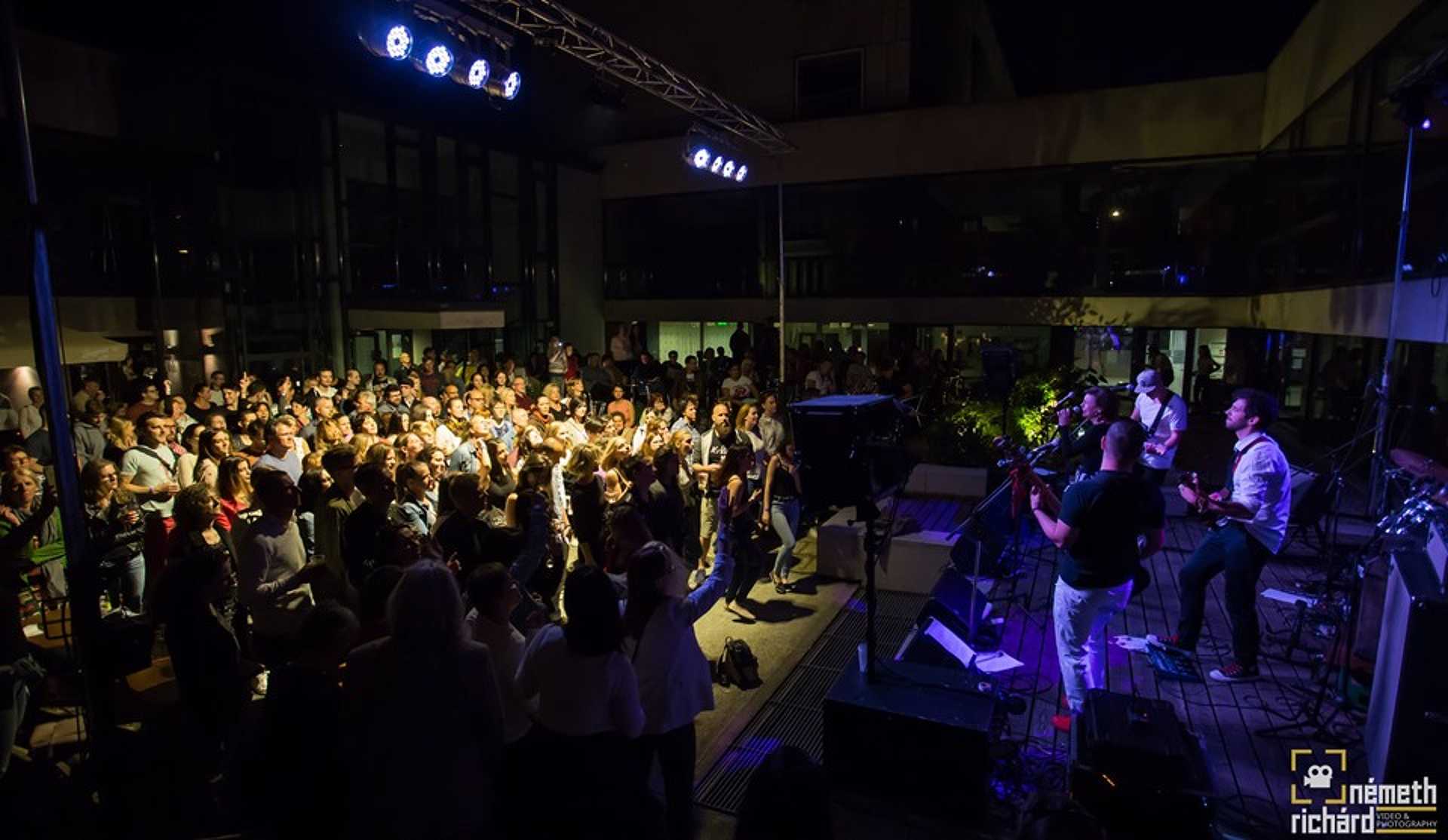 Mágikus Mintha koncert a Szimfónia-udvarban