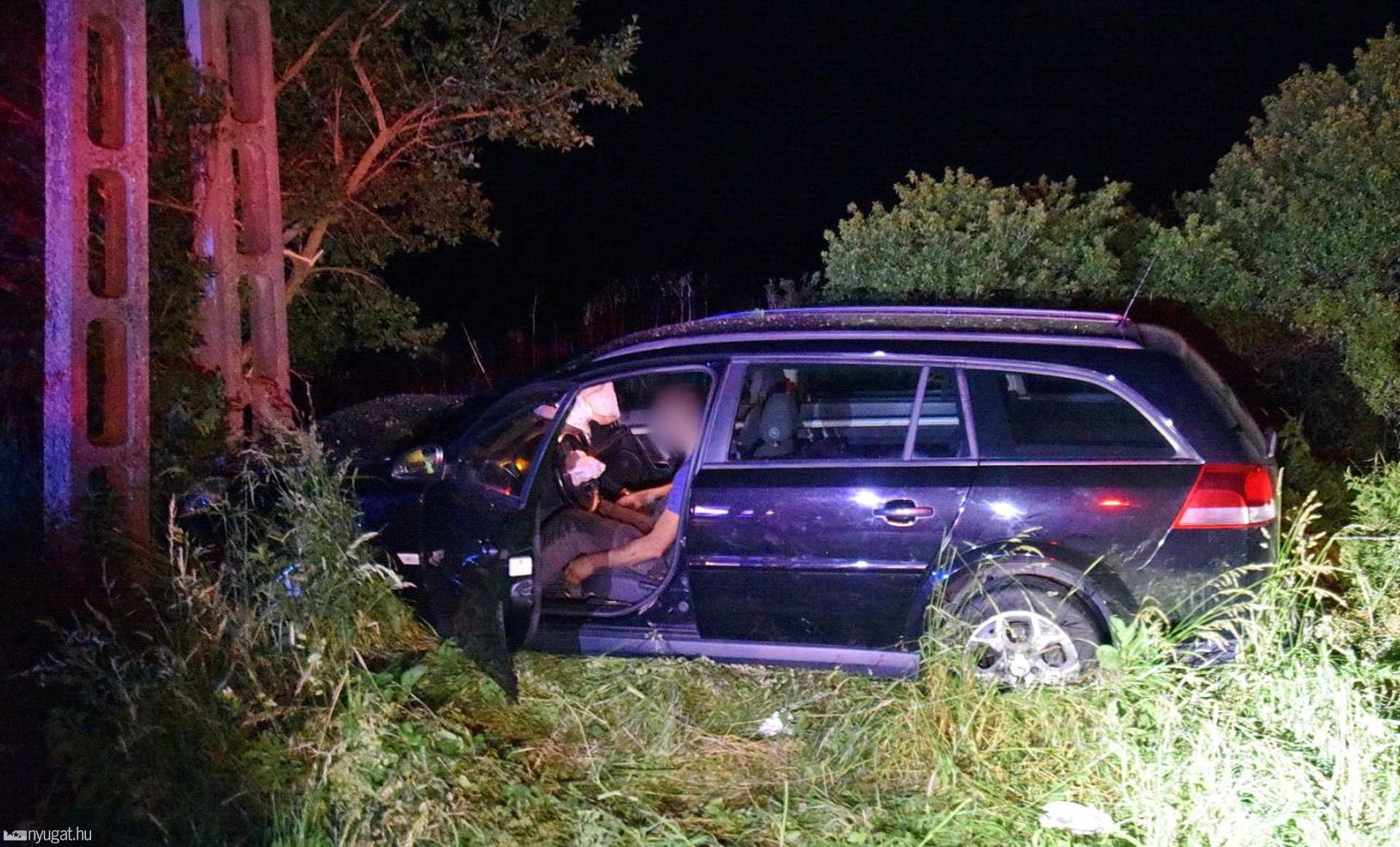 Oszlopnak ütközött egy Opel Nemesrempehollósnál