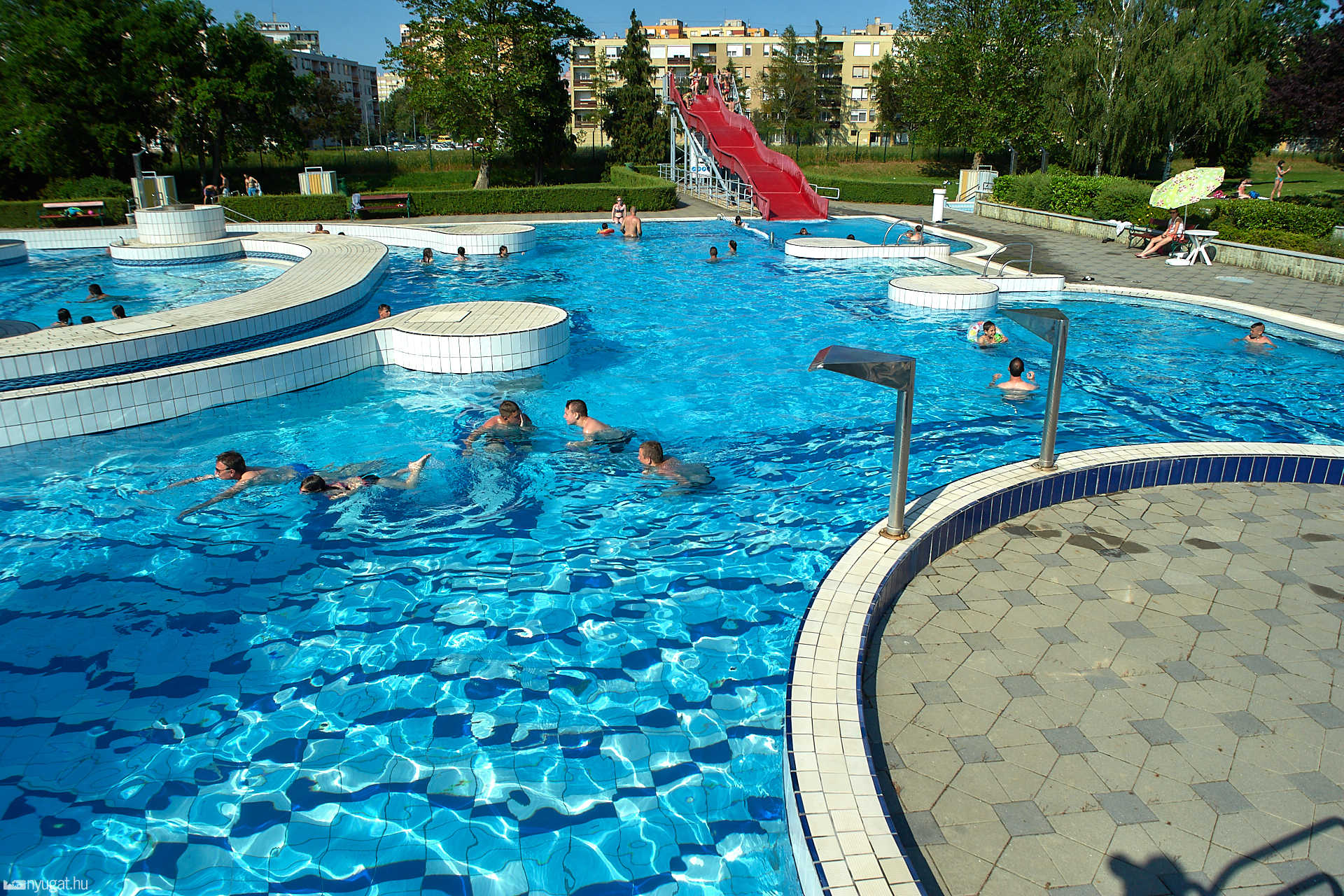 Megnyitott a Tófürdő