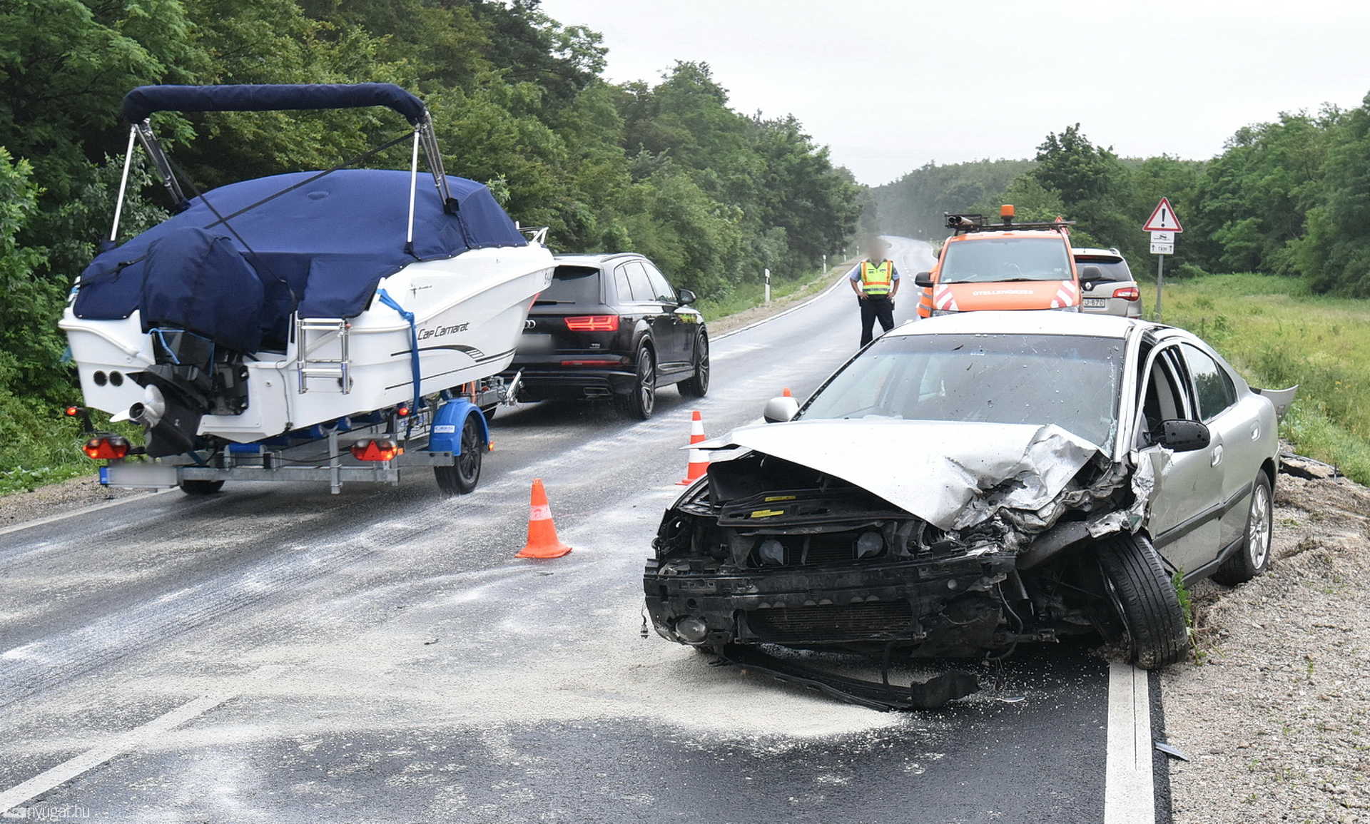 Félfrontális ütközés a 86-oson