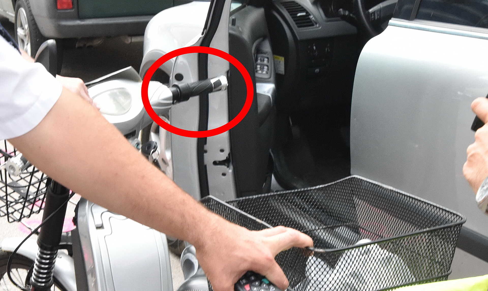 Életveszélyesen megsérült a Volvo ajtajával ütköző segédmotoros Celldömölkön