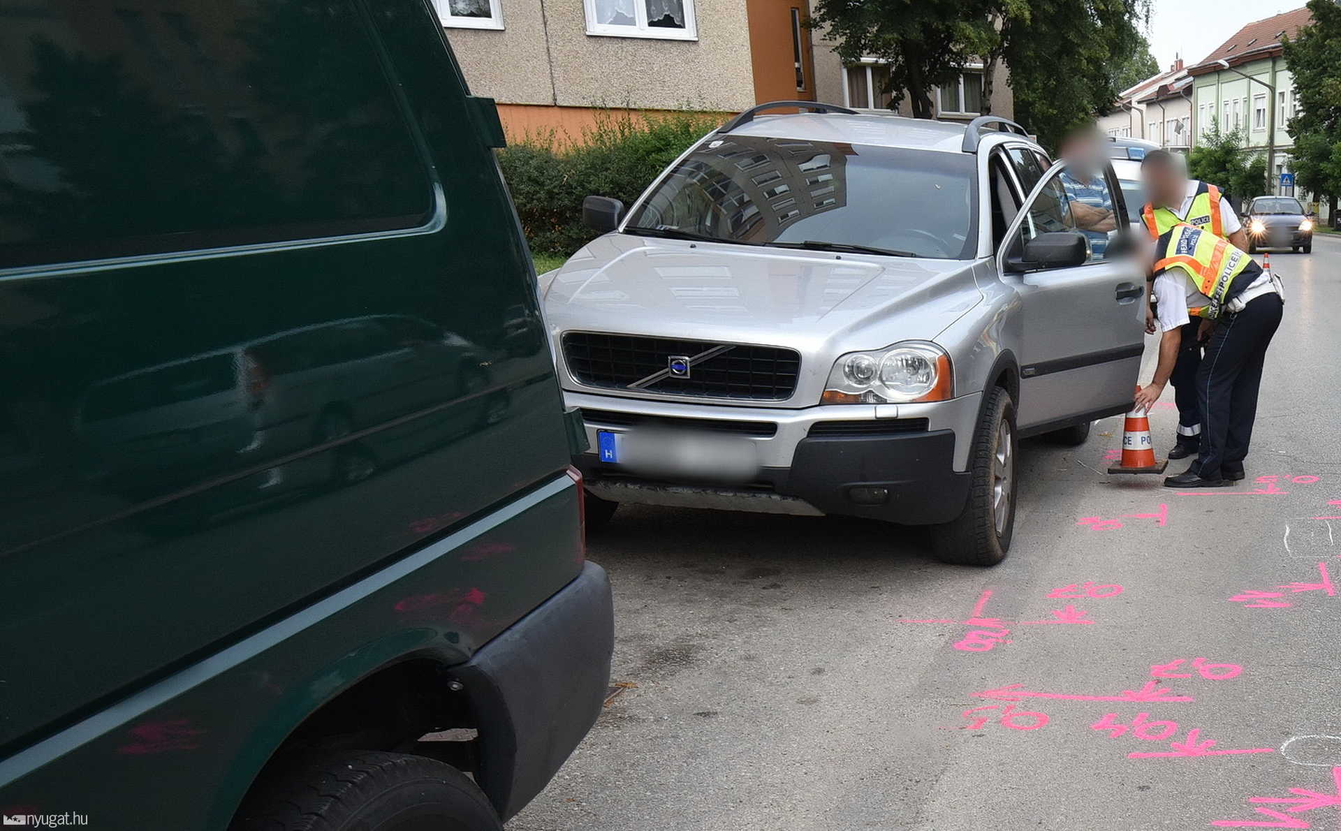 Életveszélyesen megsérült a Volvo ajtajával ütköző segédmotoros Celldömölkön