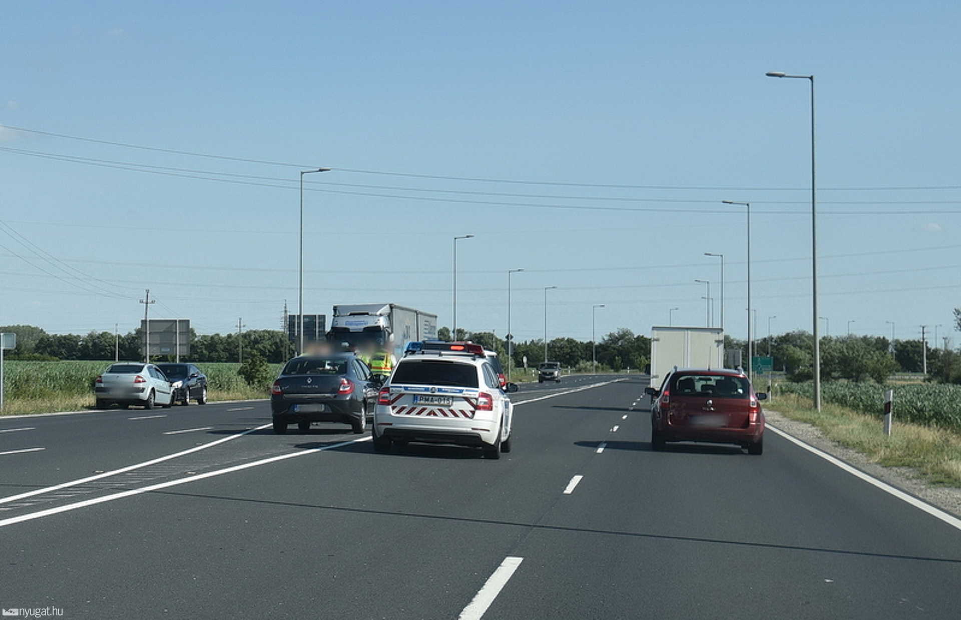 Sávot váltó Renault ütközött egy másik Renault-val a 86-os főúton