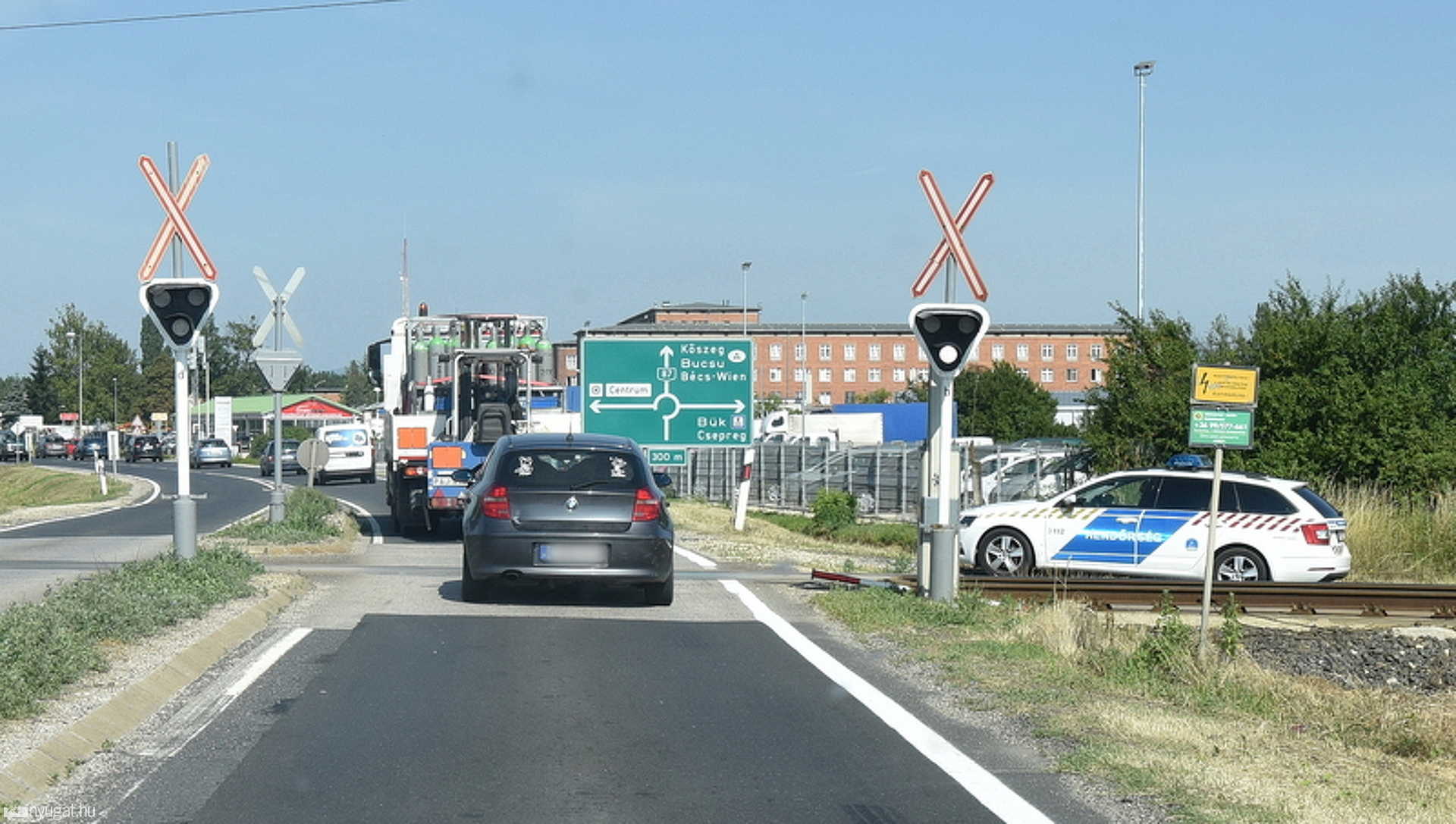 Ismét lerepült a félsorompó a 87-esen 