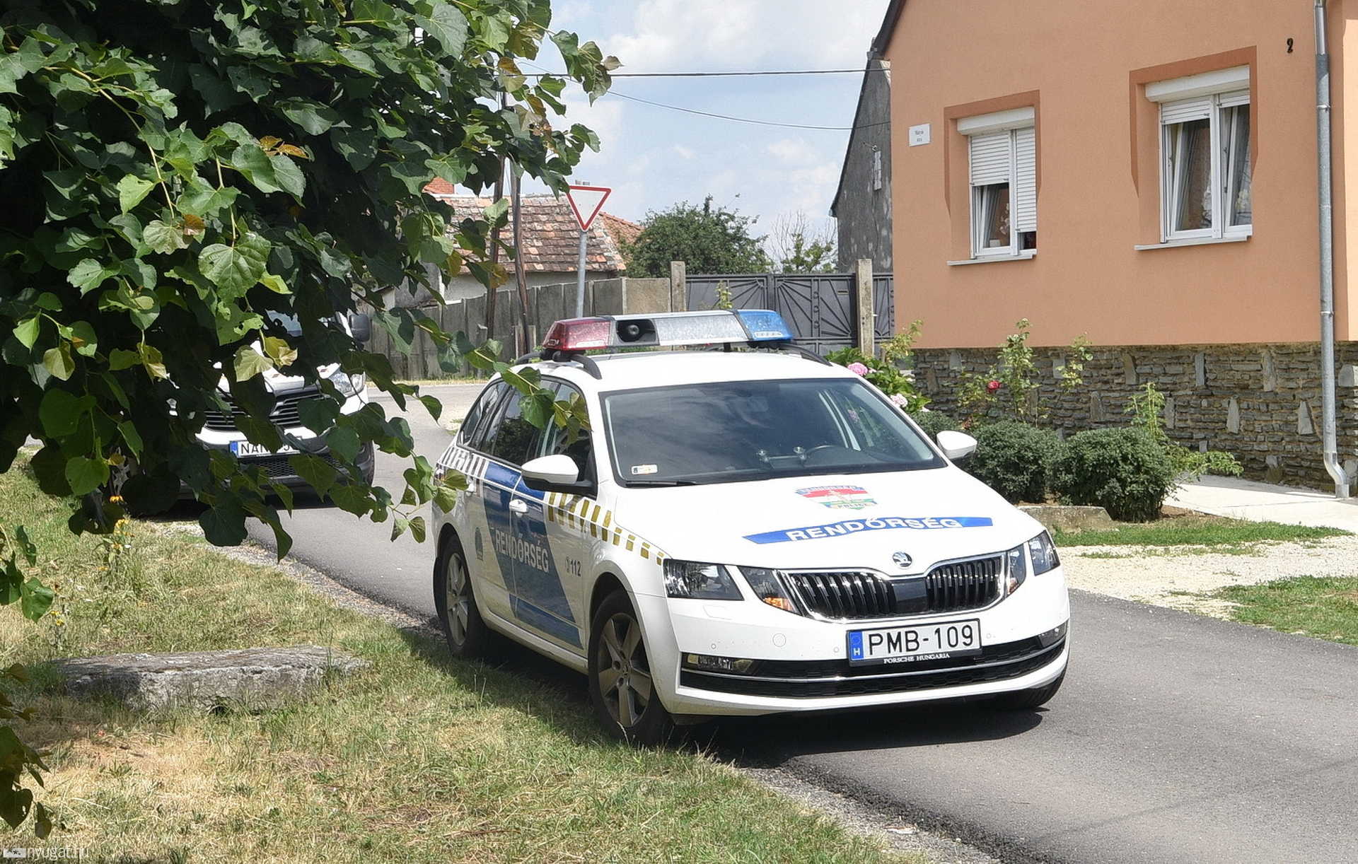 Házfalnak dőlt egy sittszállító teherautó Csepregen