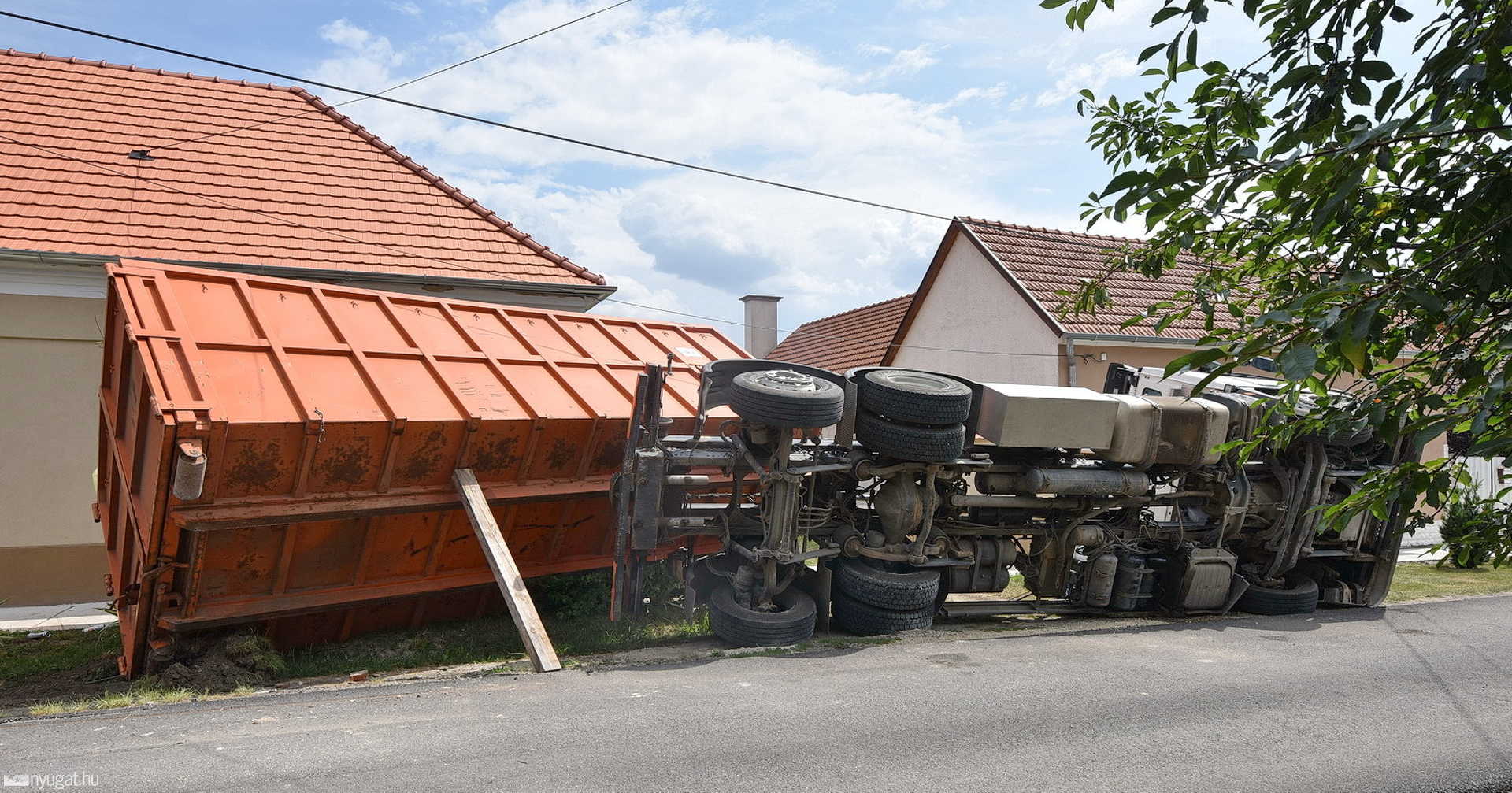 Házfalnak dőlt egy sittszállító teherautó Csepregen