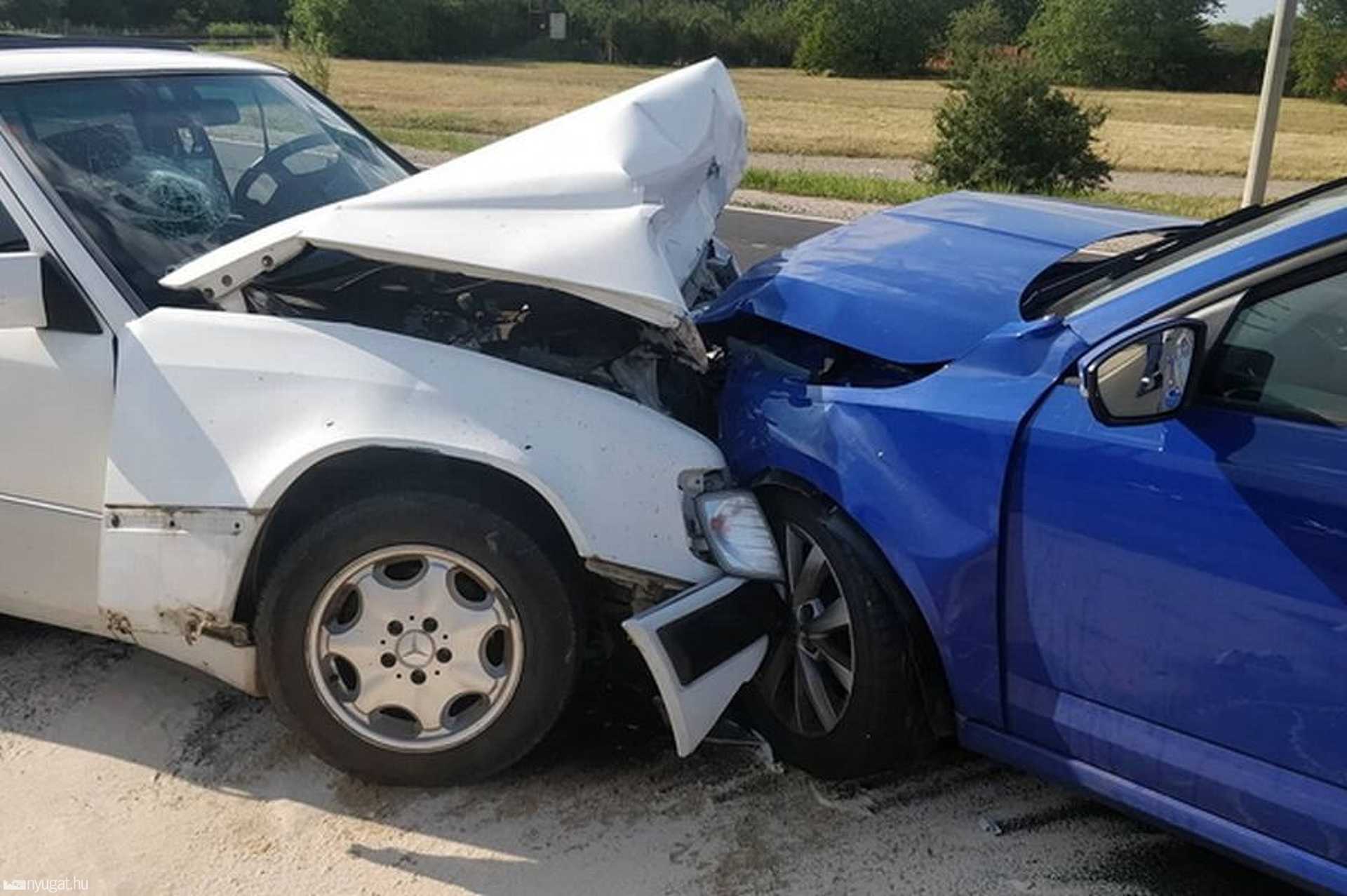 Mercedessel ütközött frontálisan egy Skoda