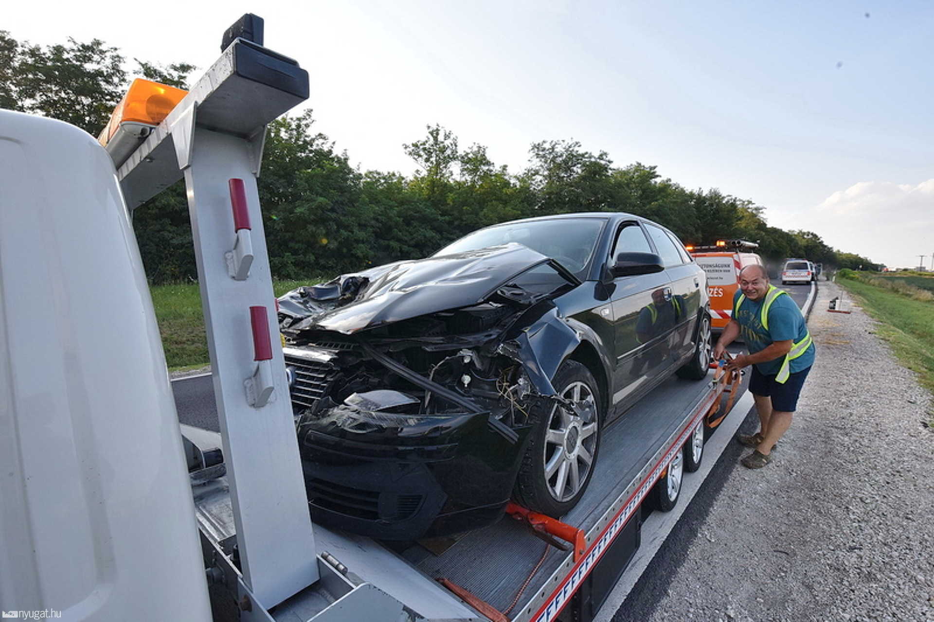Kombájnnak csapódott az előzésben lévő Audi a 86-os főúton 