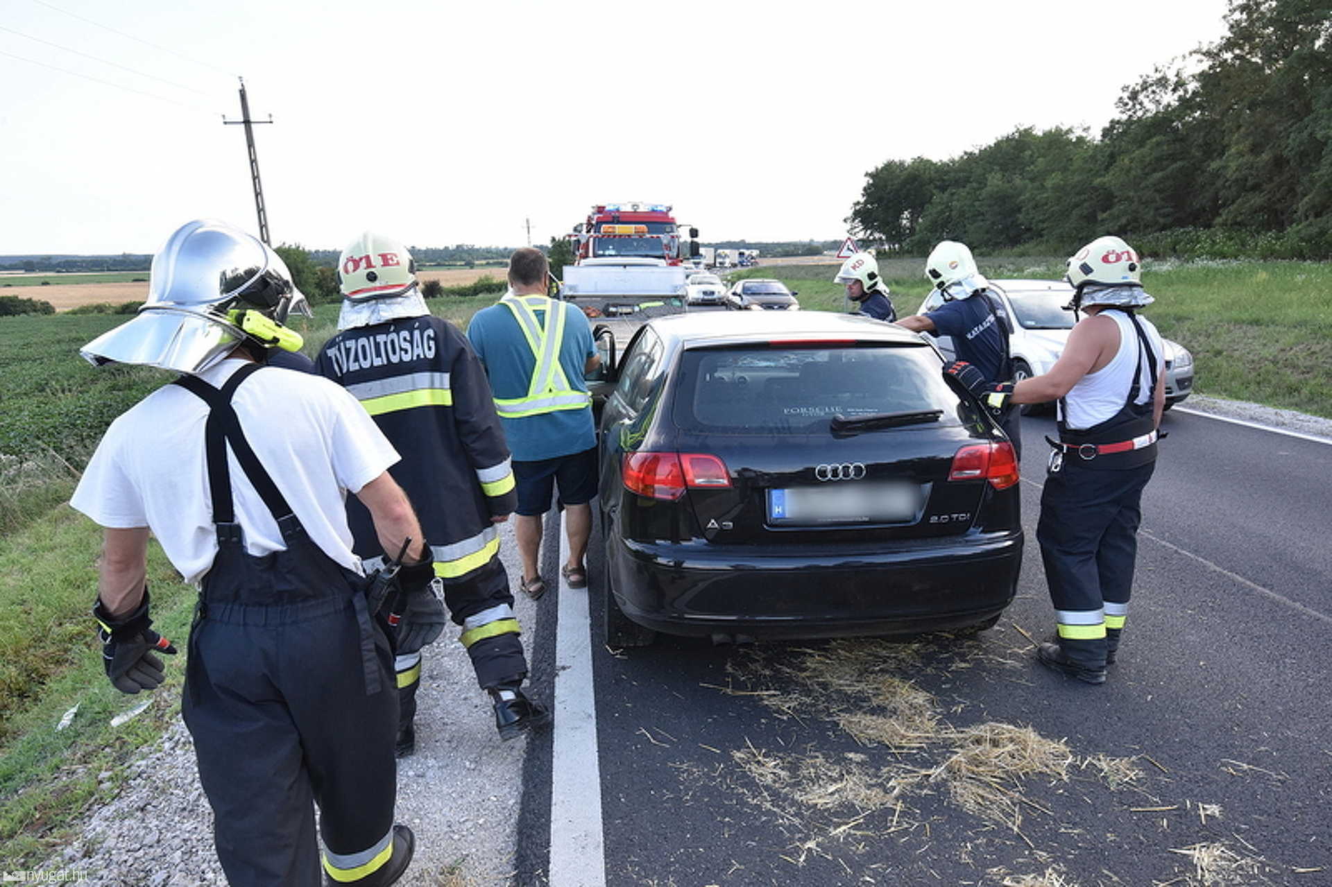 Kombájnnak csapódott az előzésben lévő Audi a 86-os főúton 