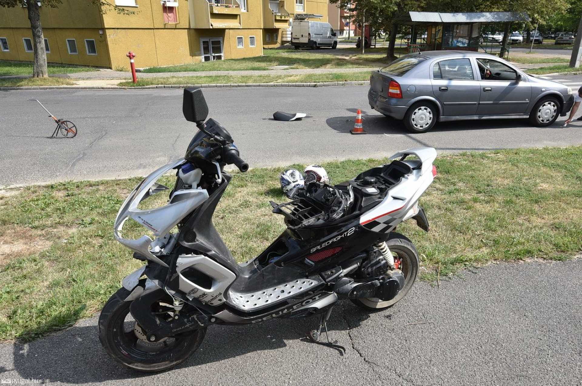 Álló autóba hajtott egy robogó