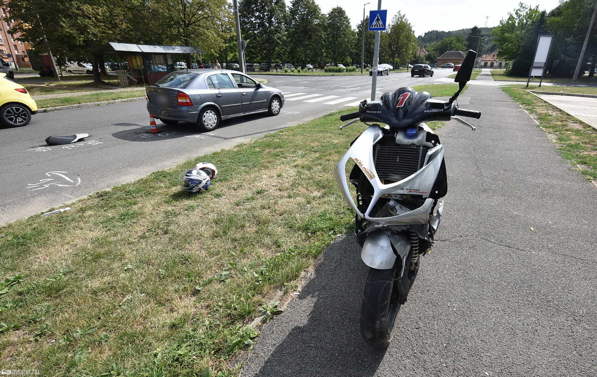 Álló autóba hajtott egy robogó