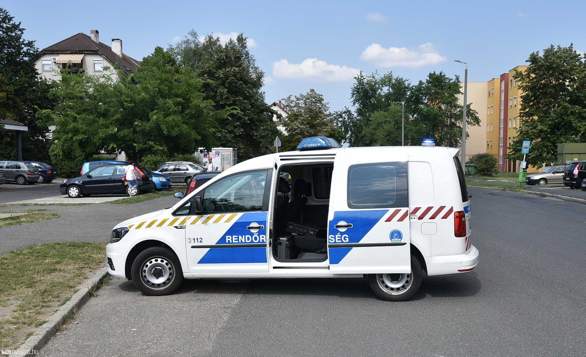 Álló autóba hajtott egy robogó