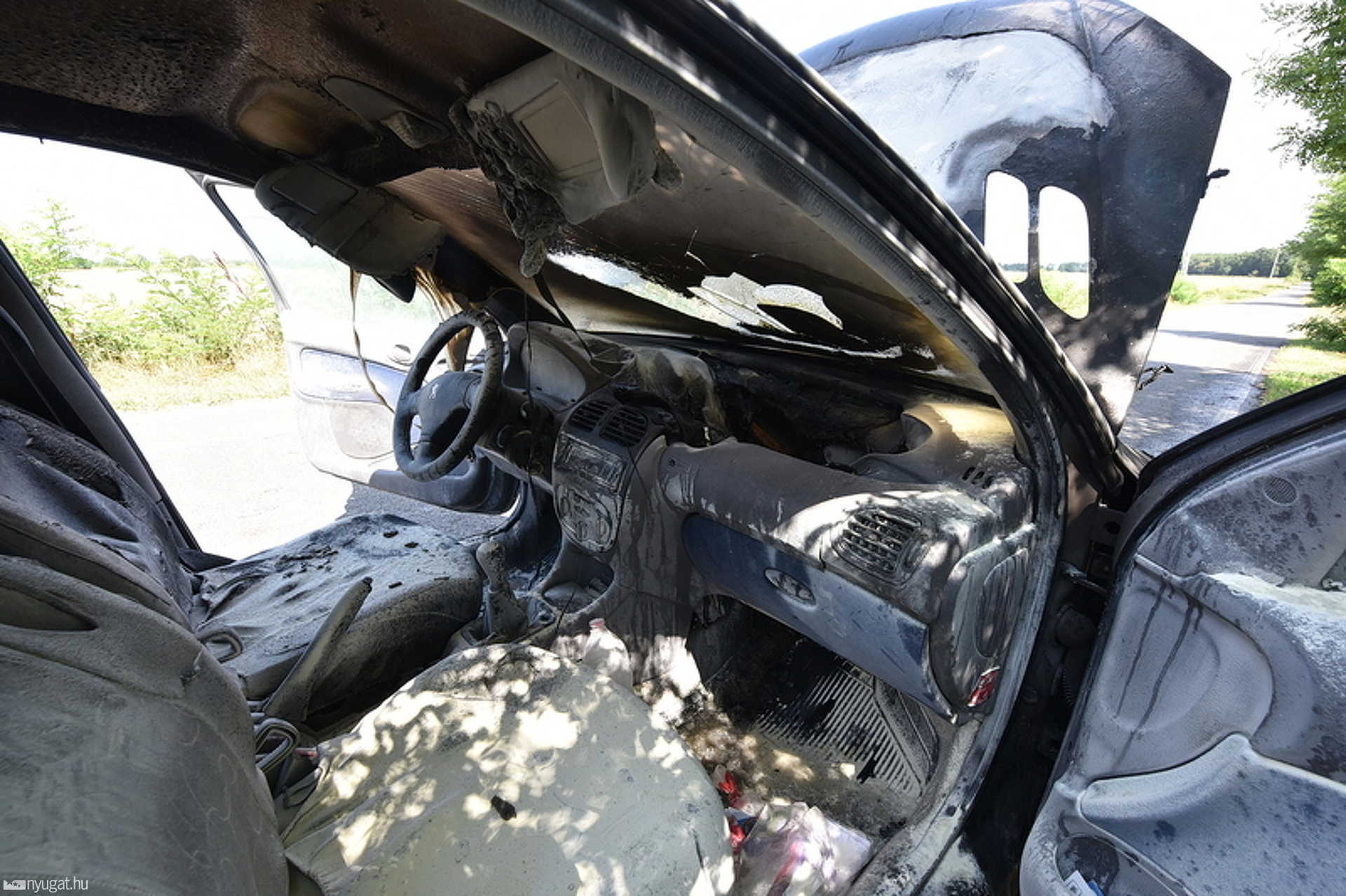 Füstölt, majd kigyulladt egy Peugeot Sárvár határában