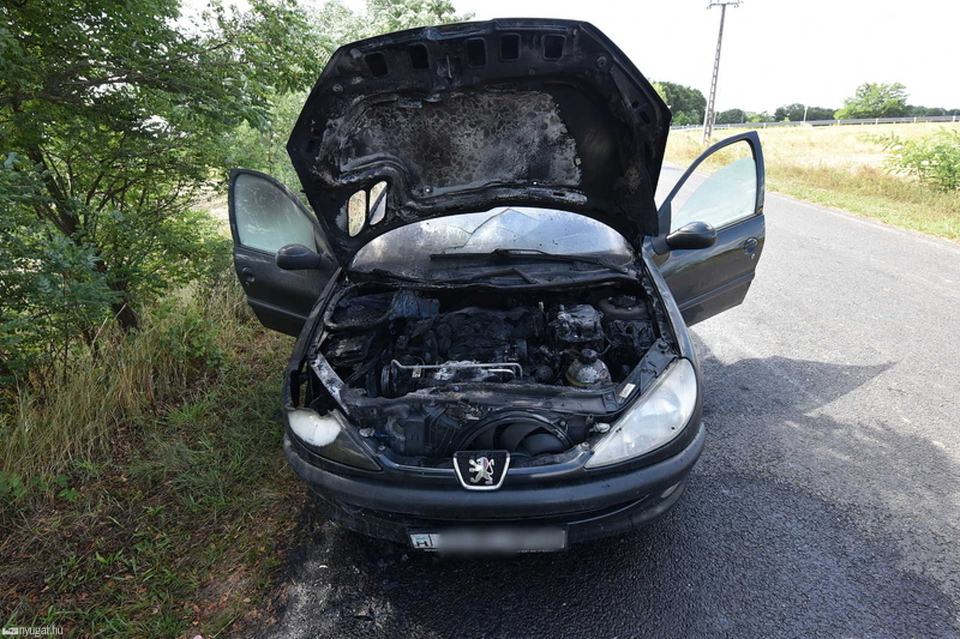 Füstölt, majd kigyulladt egy Peugeot Sárvár határában