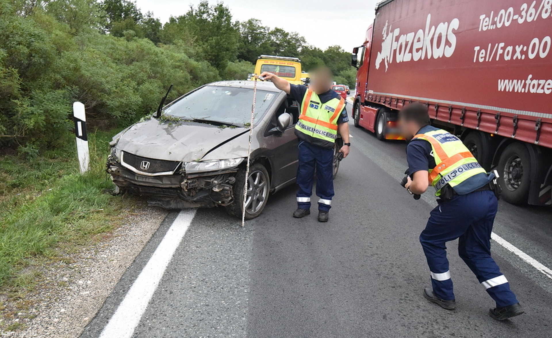 Ittas fiatal lány vágott ösvényt a sűrű bokros részen Hondával a 87-es főút mellett 
