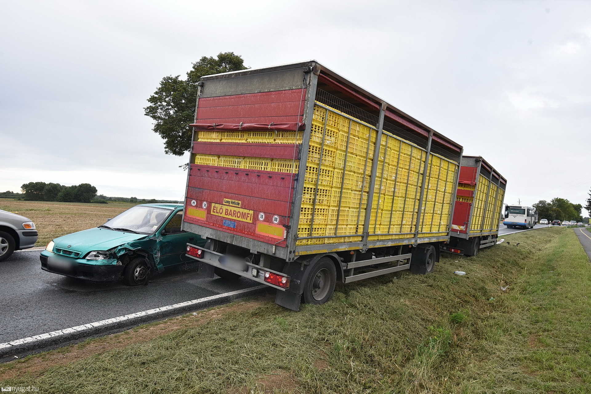 Kamionsofőr mentette meg a Suzuki vezetőjét a 84-esen