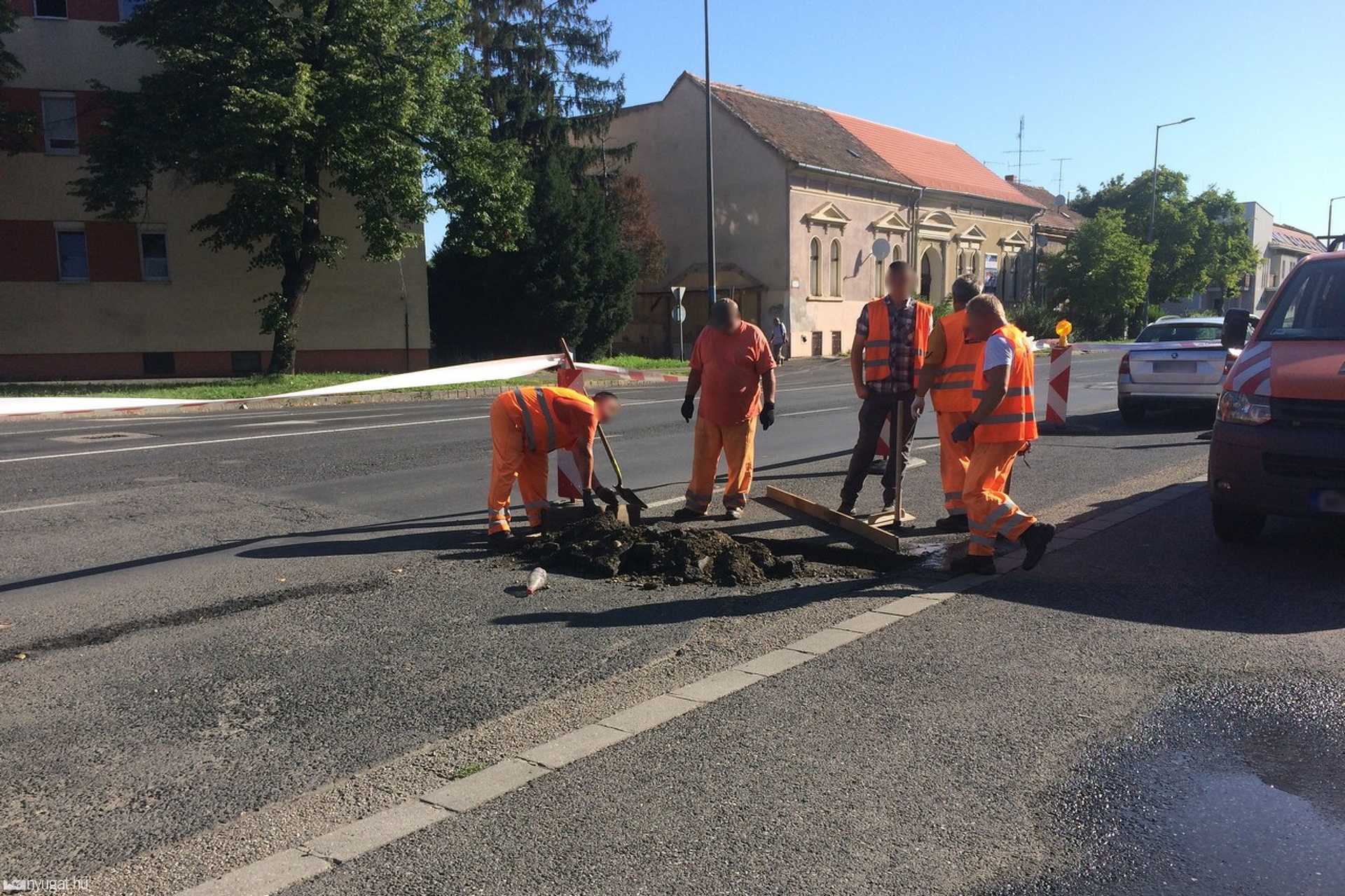 Javítják a Semmelweis utcai kátyút