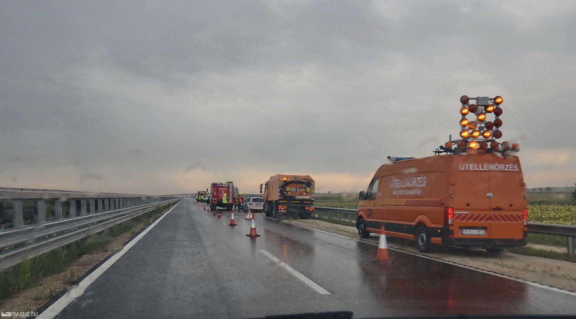 Külső sávban megálló Skodát tört totálkárosra egy kisáruszállító az M86-oson