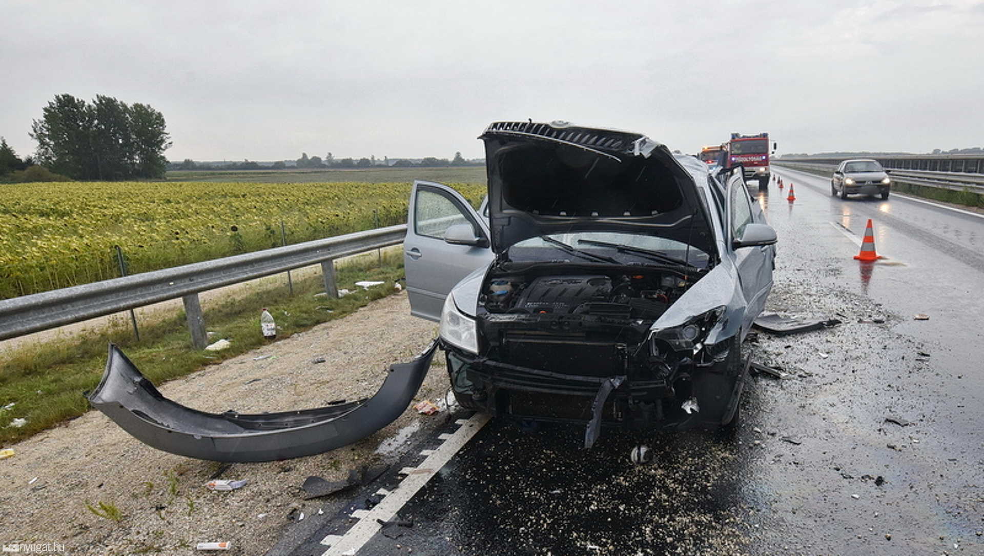 Külső sávban megálló Skodát tört totálkárosra egy kisáruszállító az M86-oson