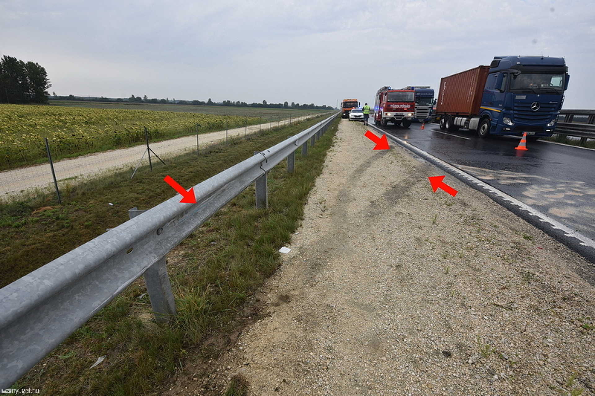 Külső sávban megálló Skodát tört totálkárosra egy kisáruszállító az M86-oson