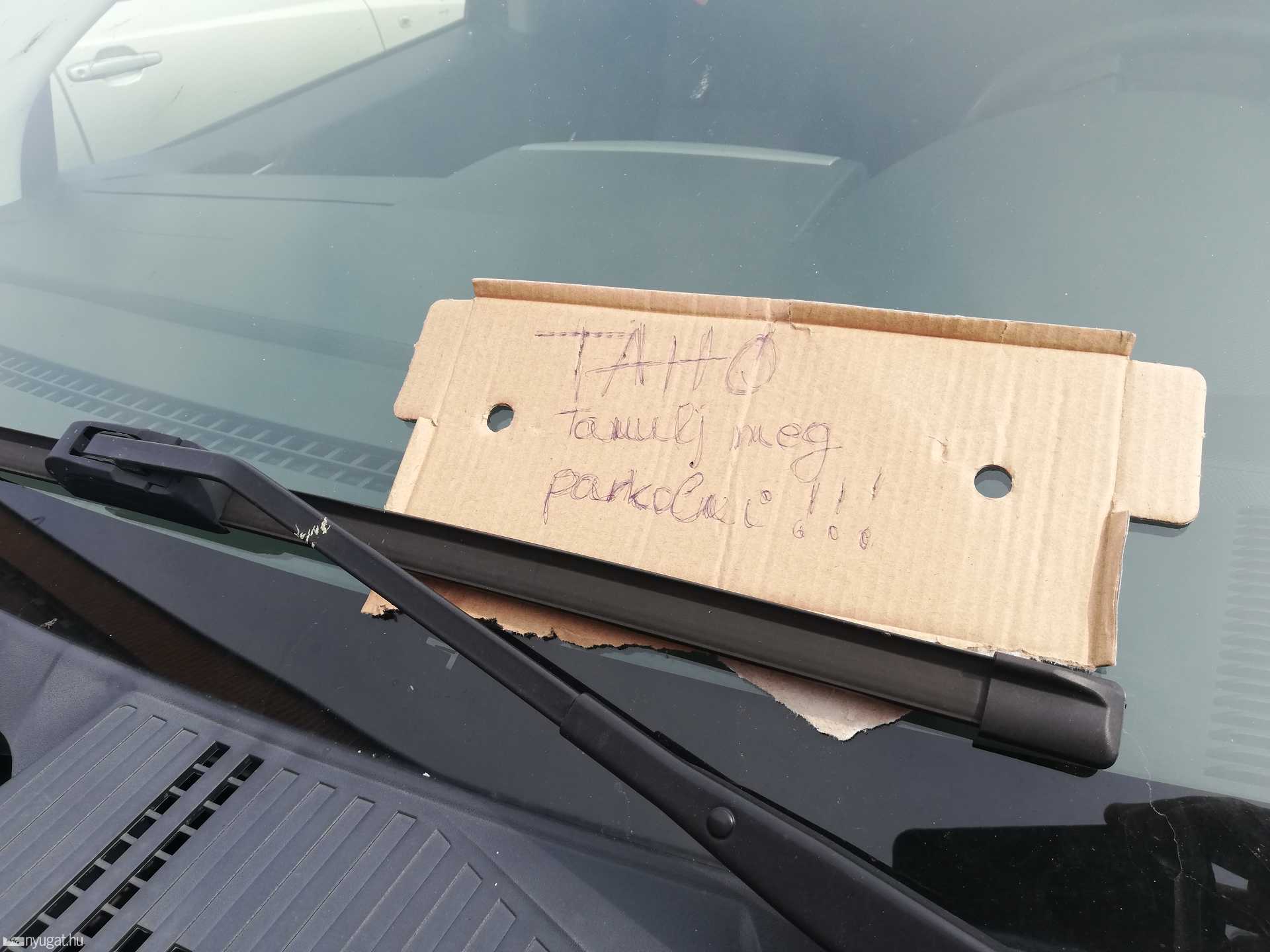 Eközben parkolás az Órásháznál