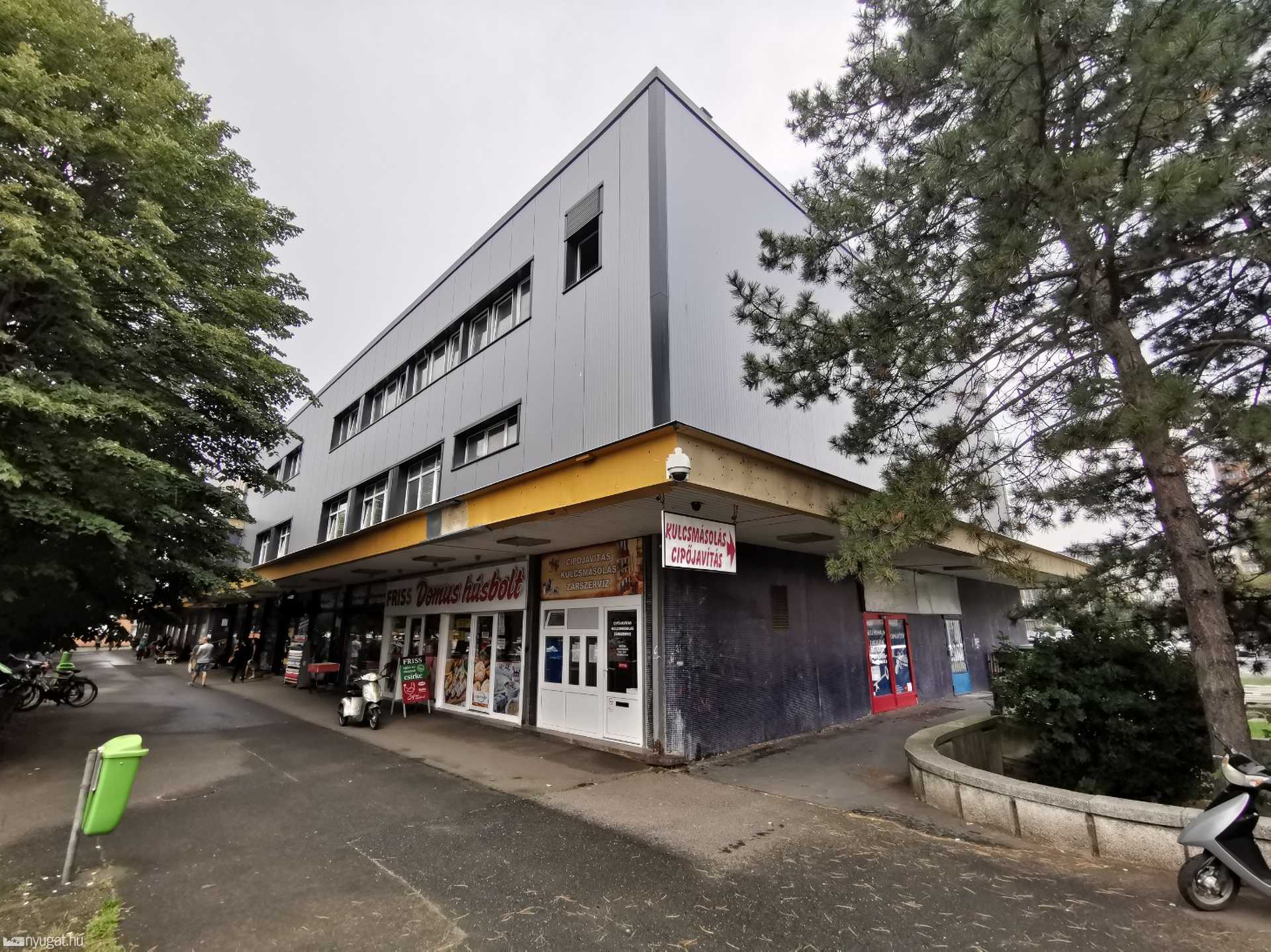 Domus üzletház felújítása