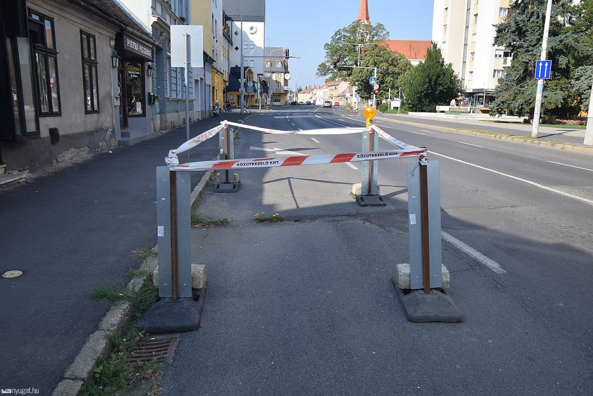 Virág nyílt a Petőfi út lezárt területén