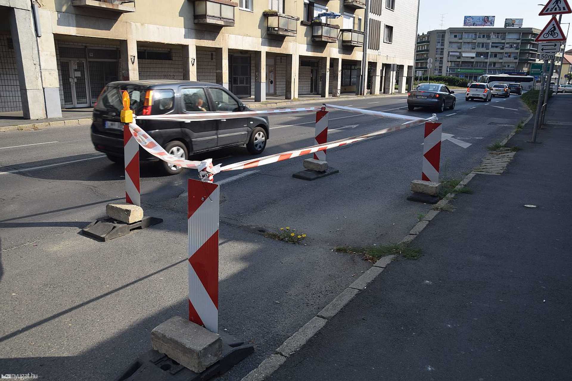 Virág nyílt a Petőfi út lezárt területén