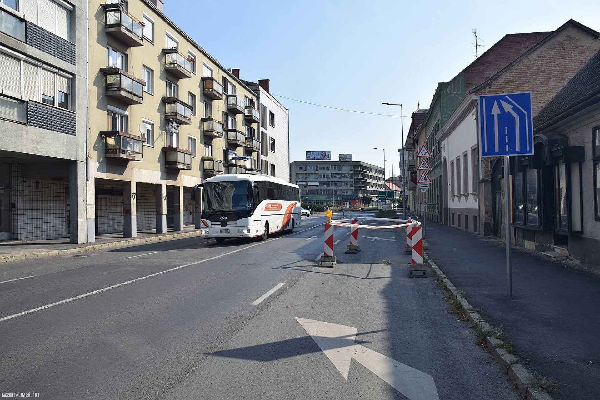 Virág nyílt a Petőfi út lezárt területén