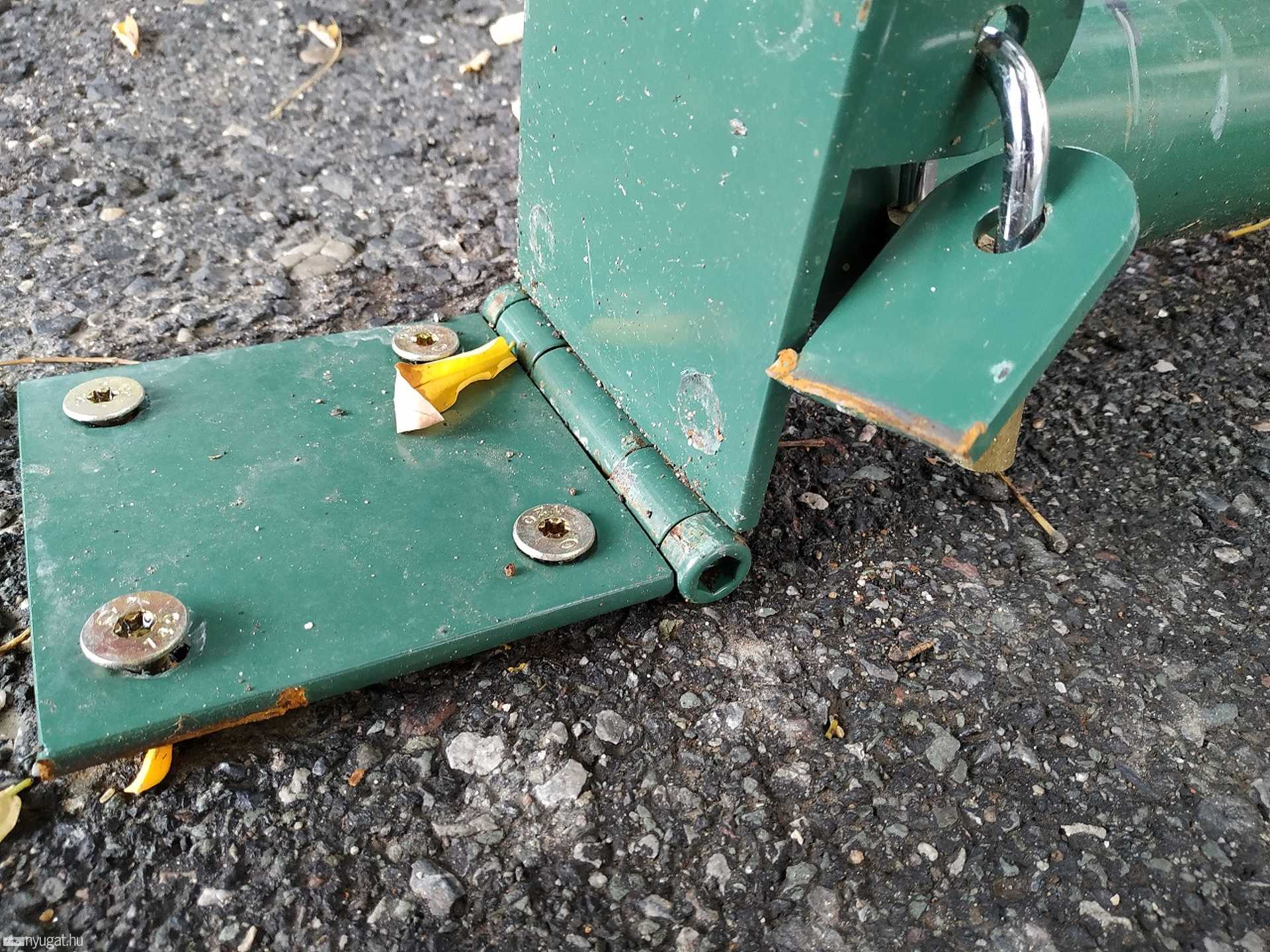 Eltávolított oszlopok a Szent Márton térnél