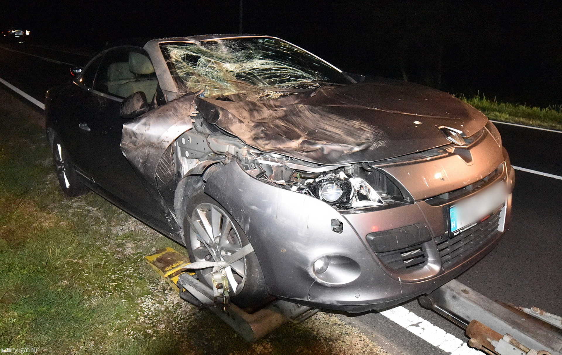 Háromlábú szarvast gázolt egy Renault Vátnál 