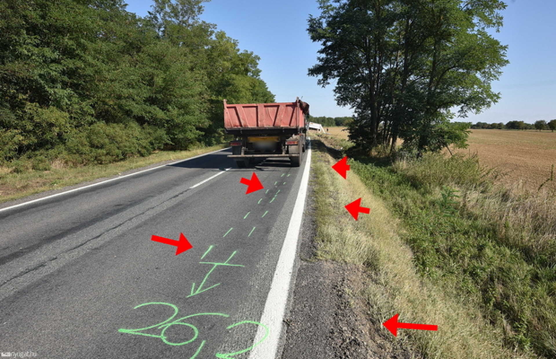Faaprítékot szállító Scania kamion borult árokba Csempeszkopács közelében 