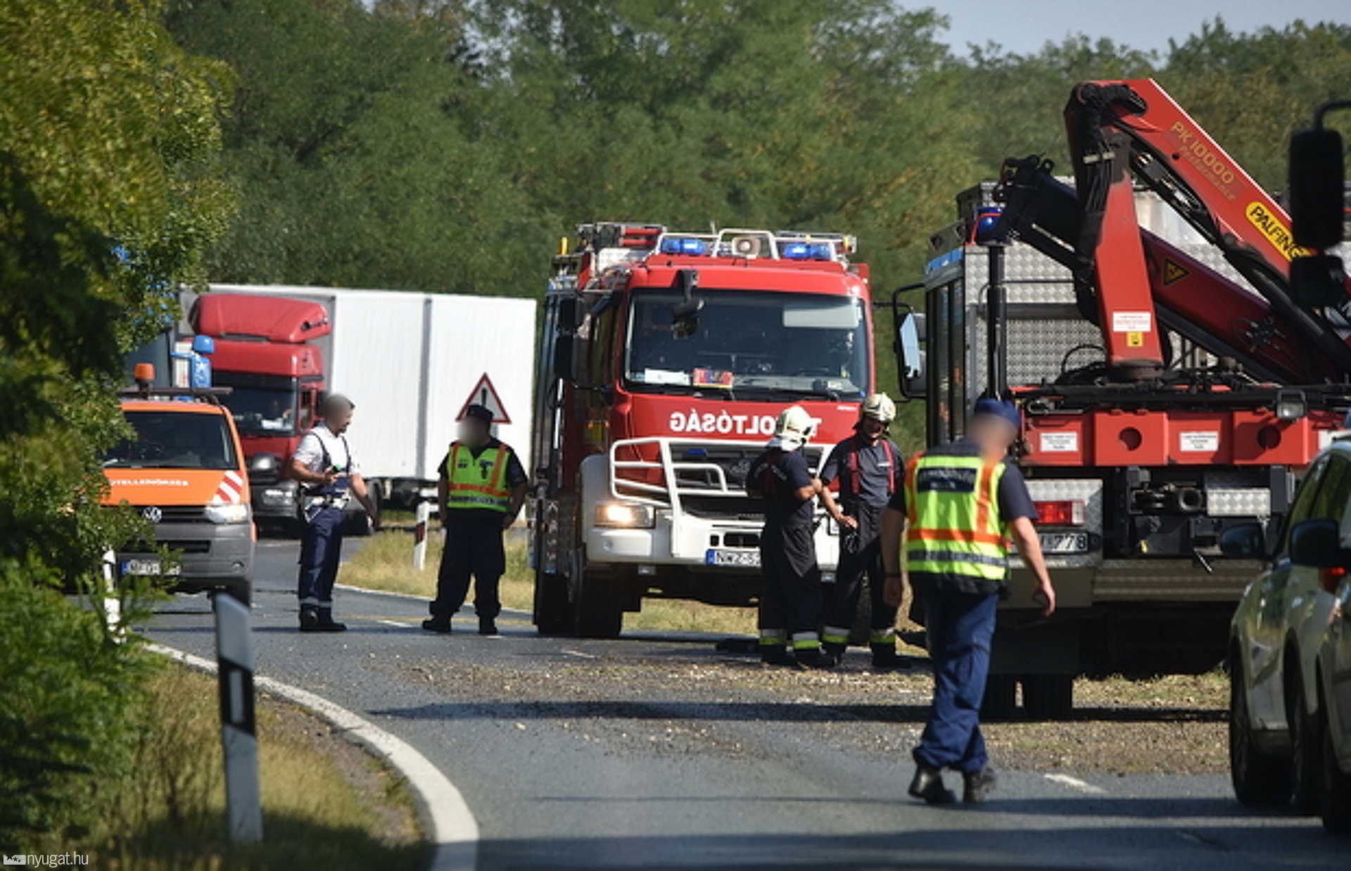 Faaprítékot szállító Scania kamion borult árokba Csempeszkopács közelében 