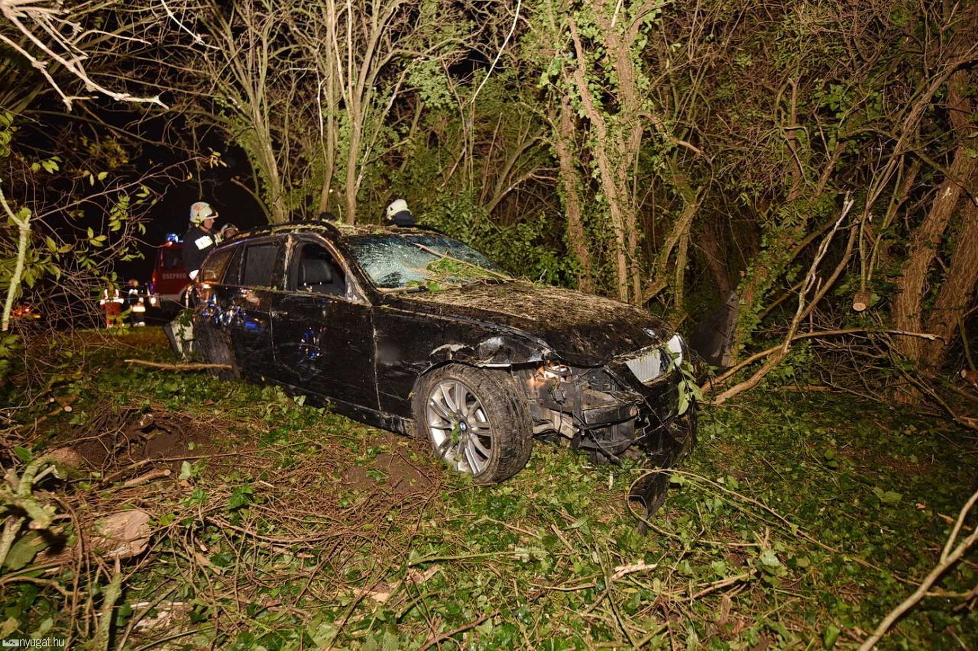 Erdőbe csapódott egy BMW Szakony és Csepreg között