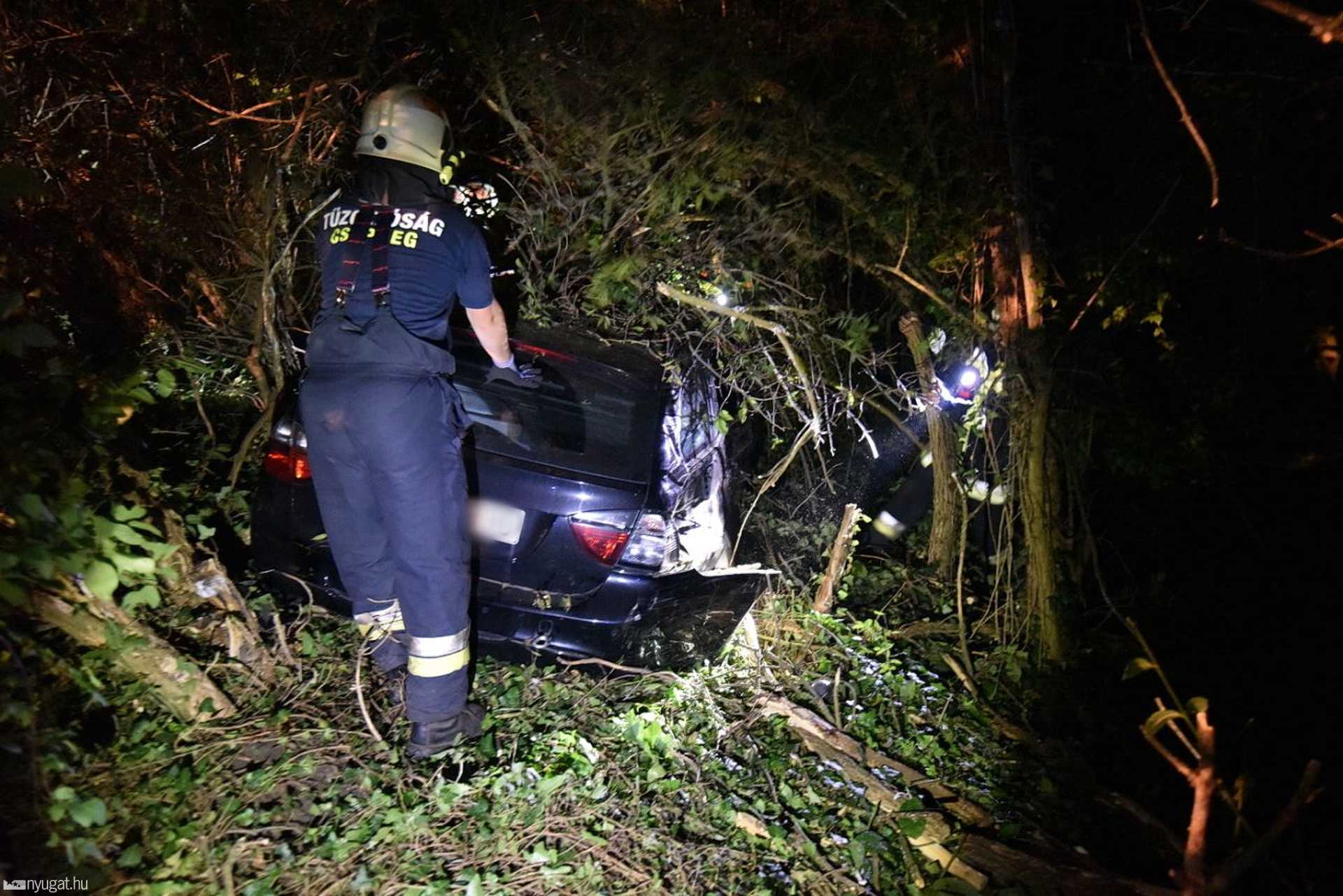 Erdőbe csapódott egy BMW Szakony és Csepreg között