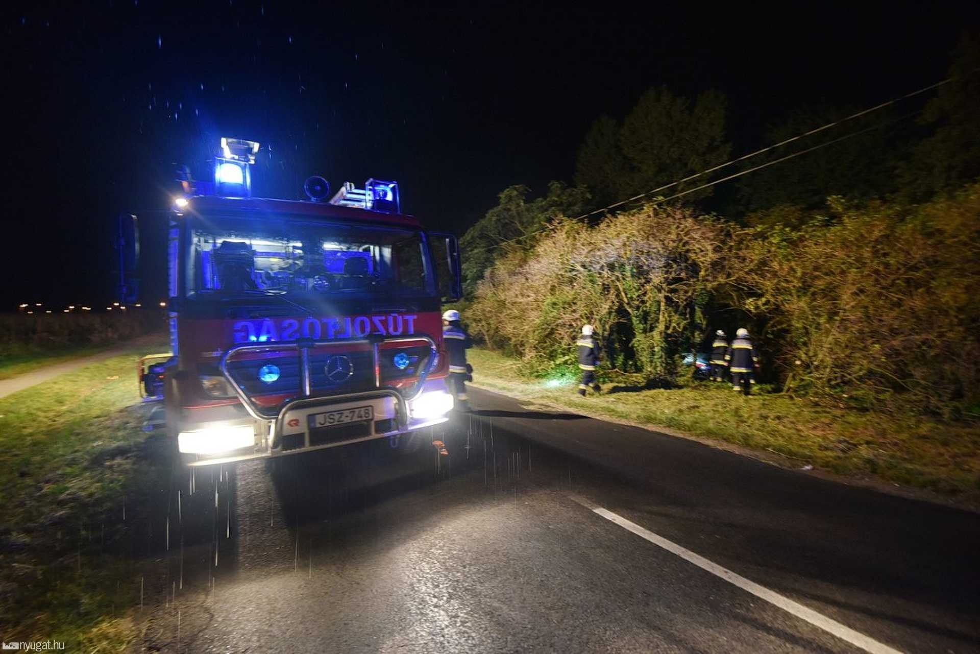 Erdőbe csapódott egy BMW Szakony és Csepreg között