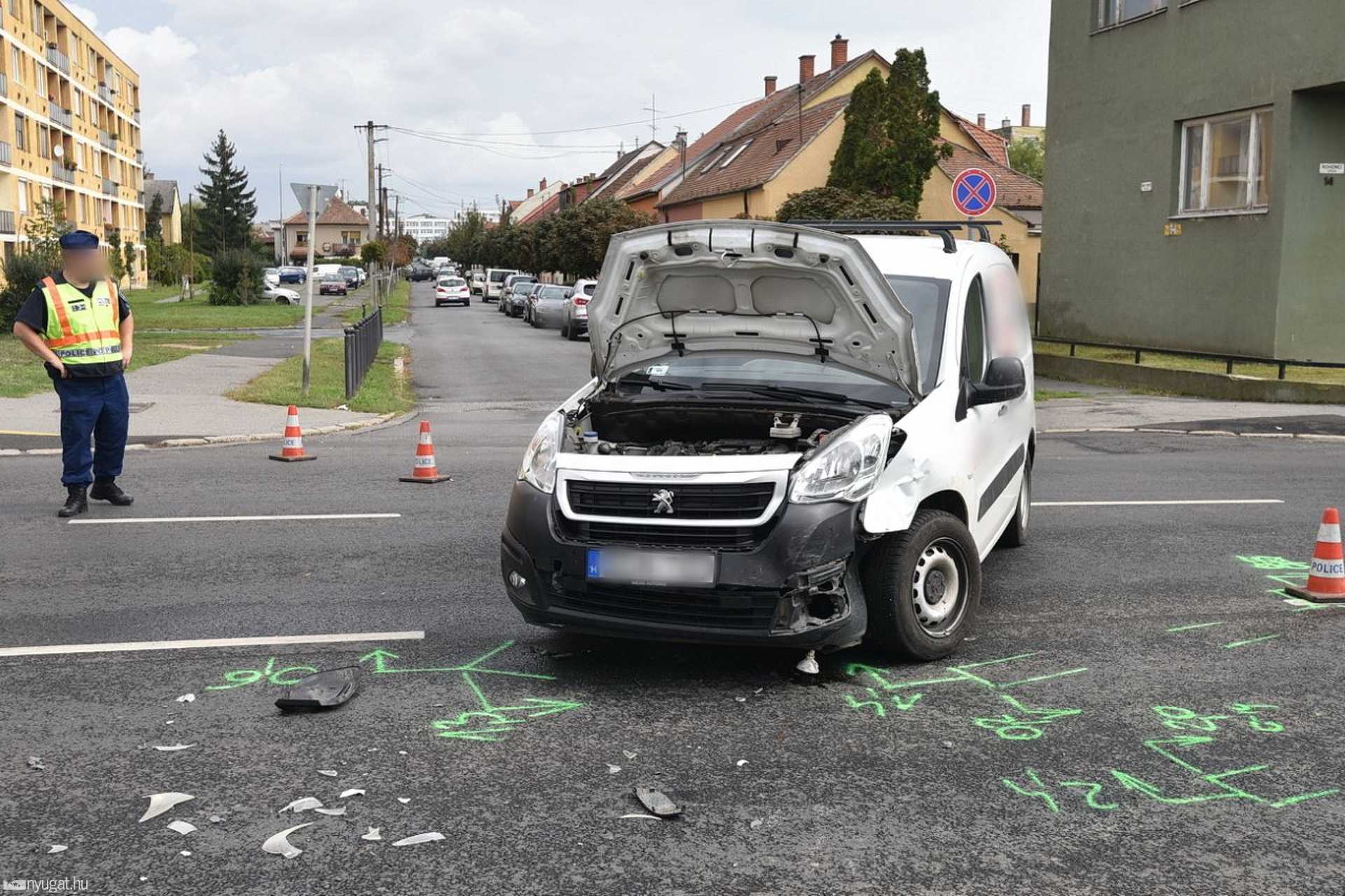 Peugeot kisáruszállító hajtott Toyota elé 