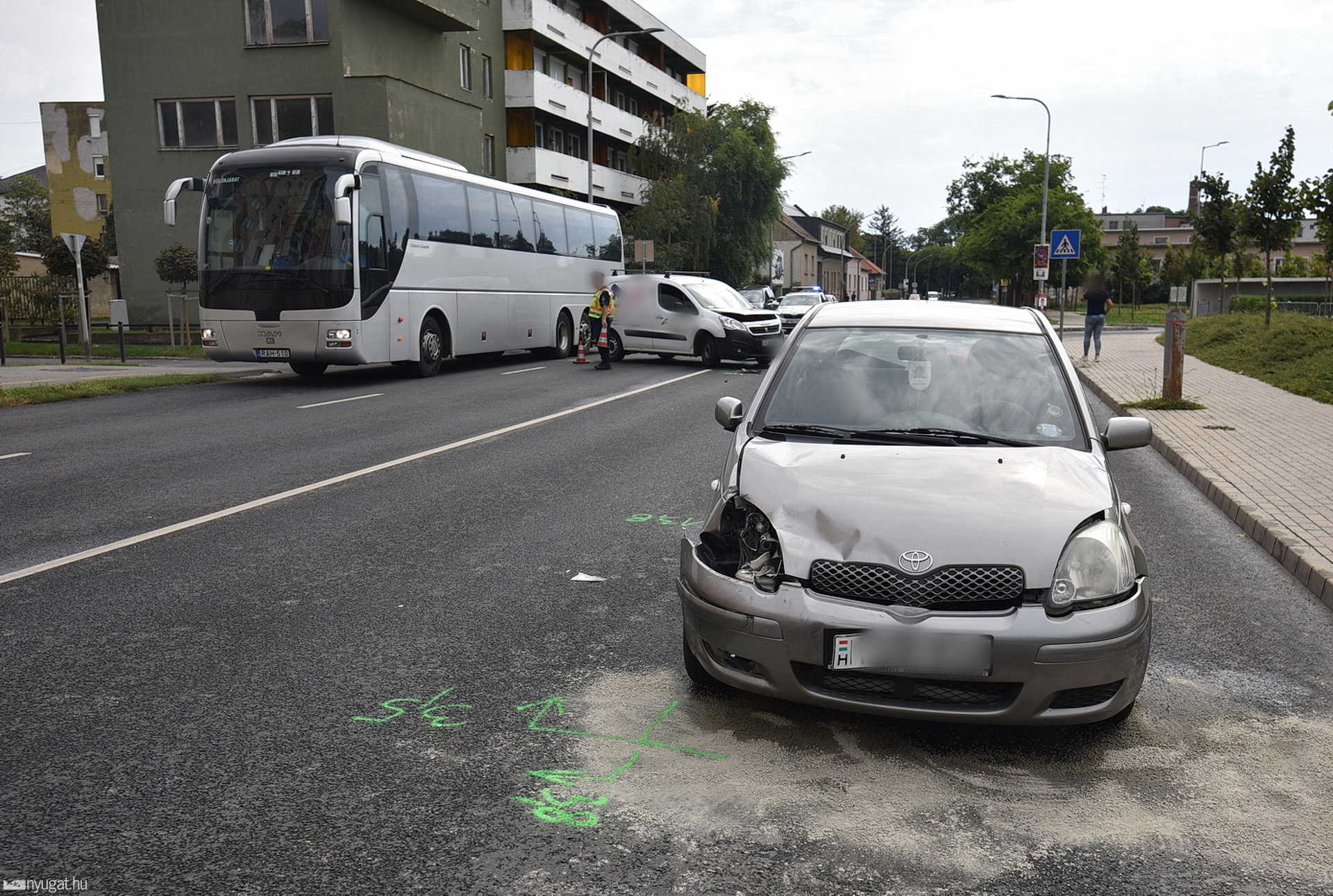 Peugeot kisáruszállító hajtott Toyota elé 