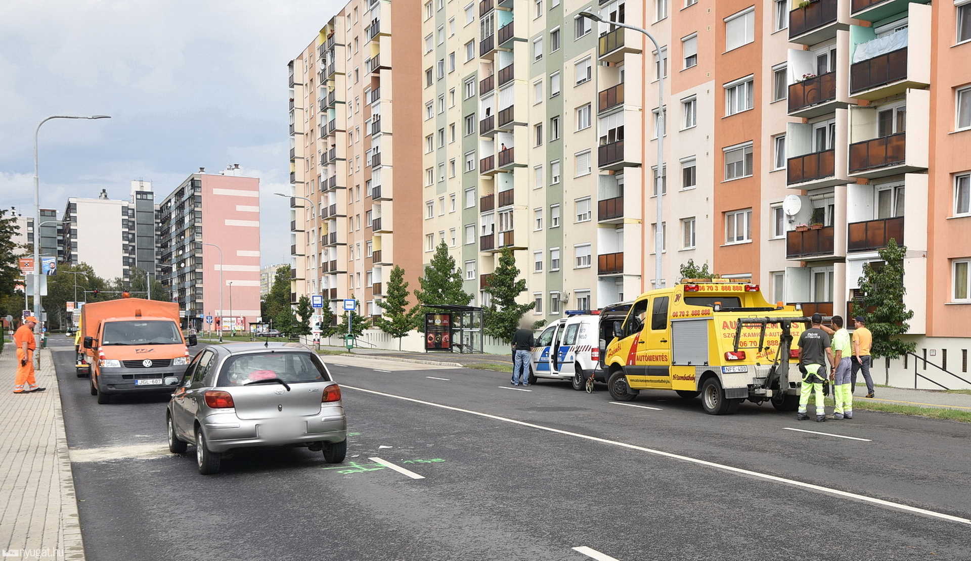 Peugeot kisáruszállító hajtott Toyota elé 