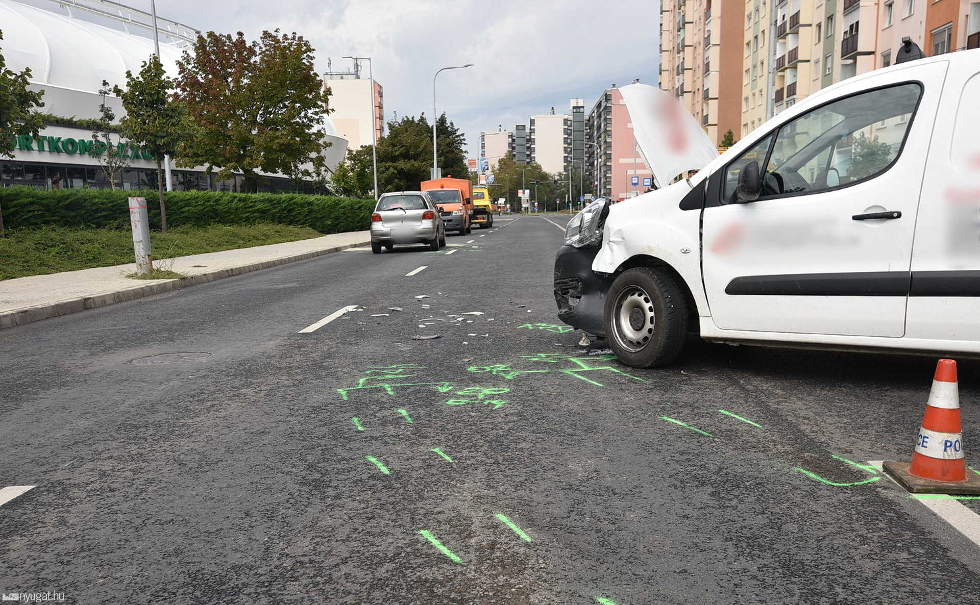Peugeot kisáruszállító hajtott Toyota elé 