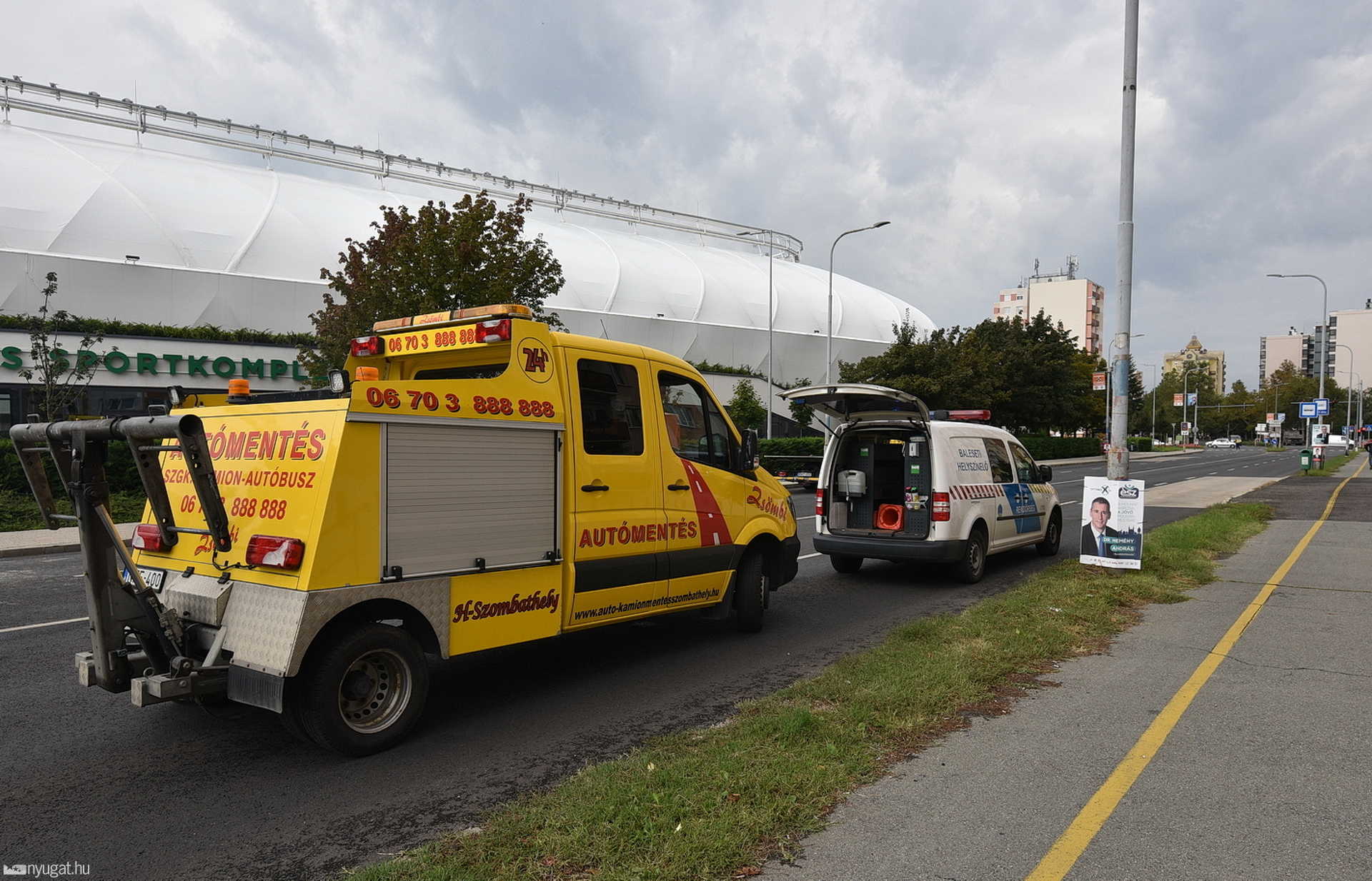 Peugeot kisáruszállító hajtott Toyota elé 