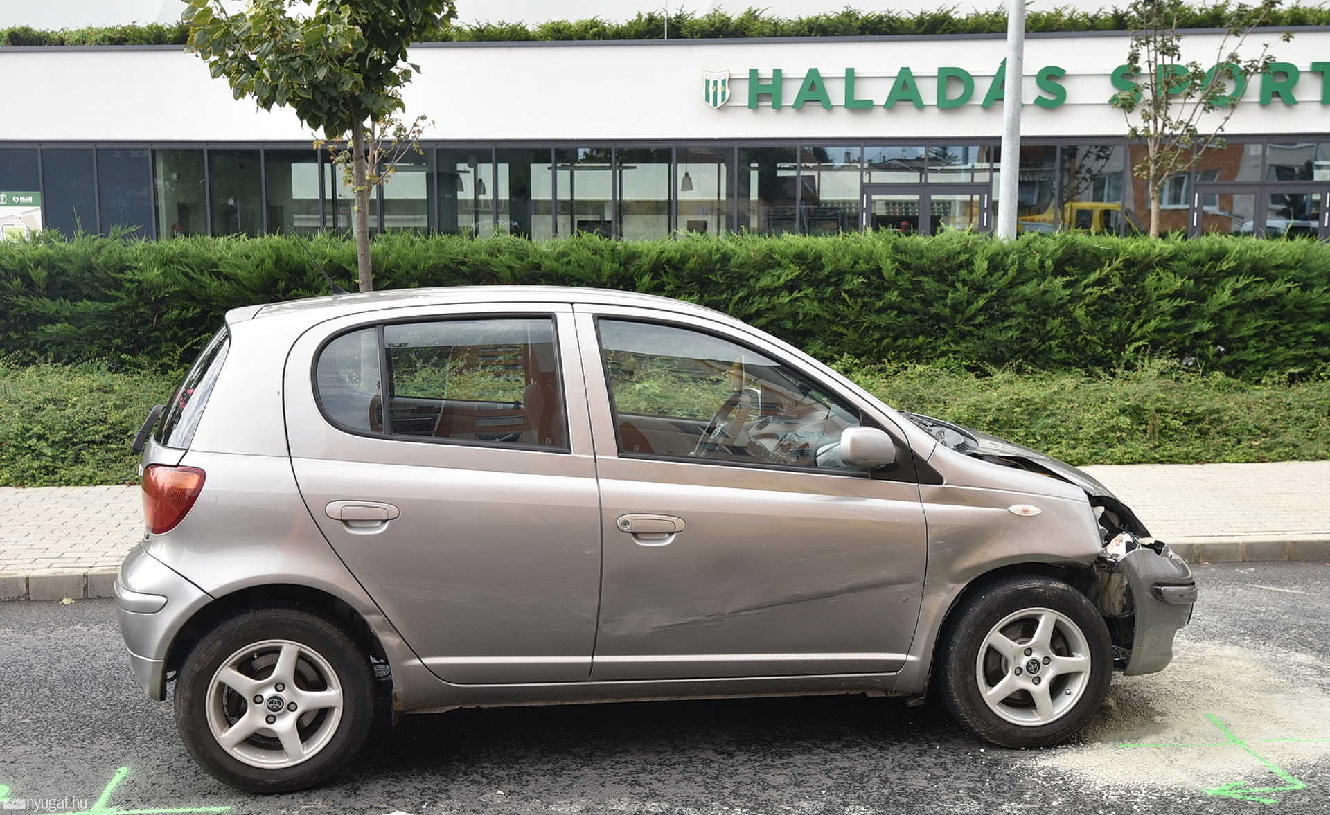 Peugeot kisáruszállító hajtott Toyota elé 