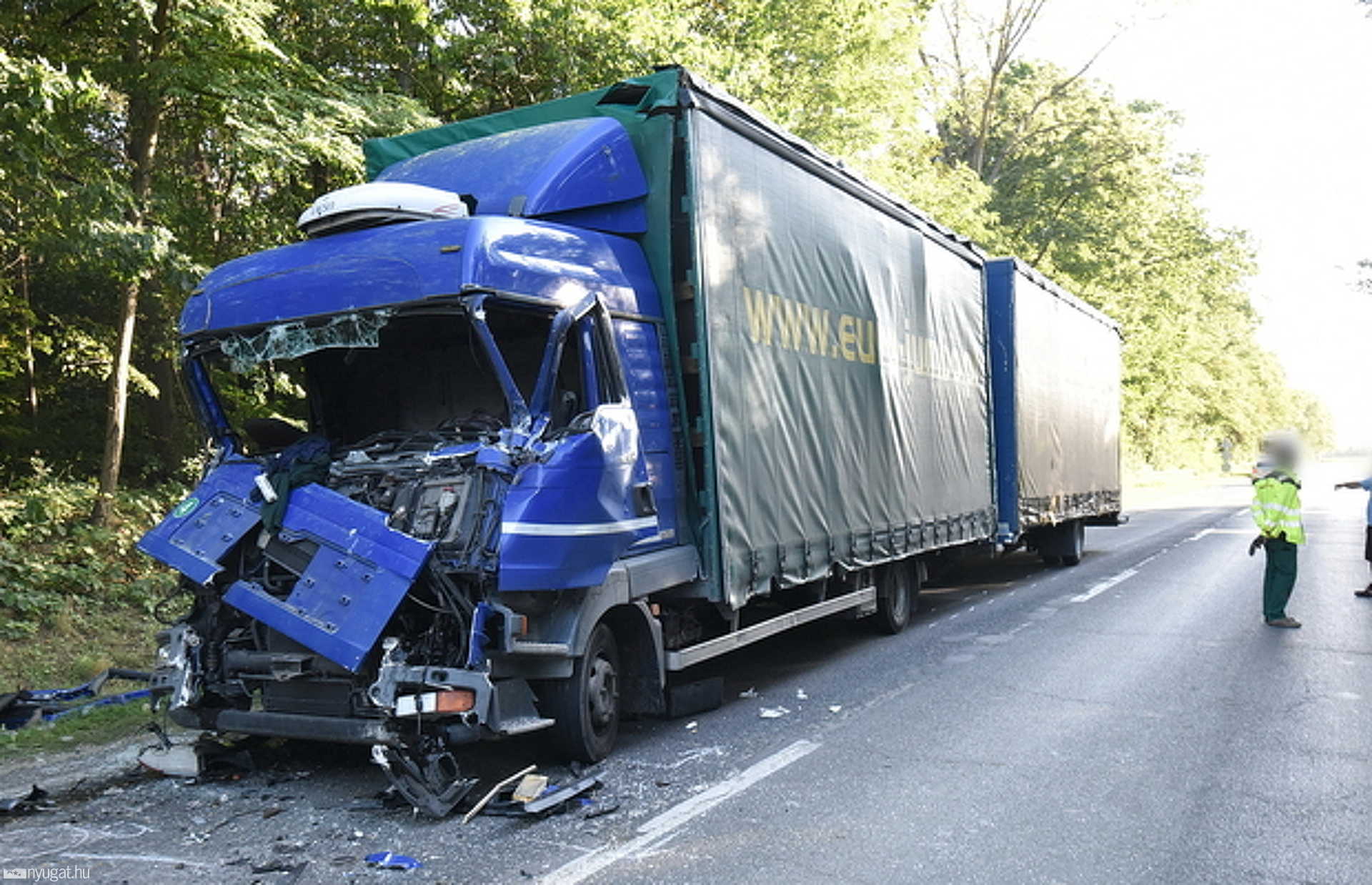 Ittas MAN-sofőr hajtott bele Volvo gabonaszállítóba a 8-as főúton 