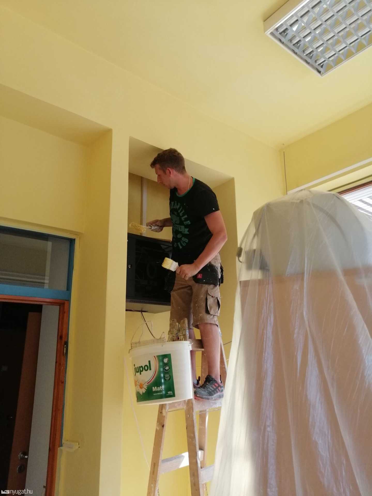 Kifestették a büki mentőállomást