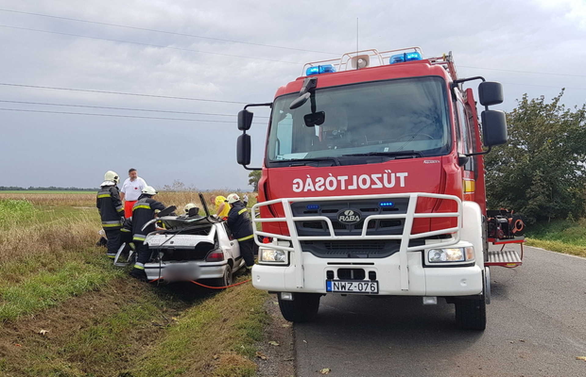 Így mentették a tűzoltók a roncsba szorult sofőrt Zámolynál 